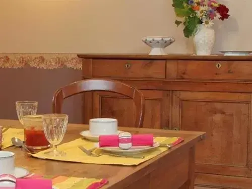 Dining area in Chambres d'hôtes-Les Chambres de Mado