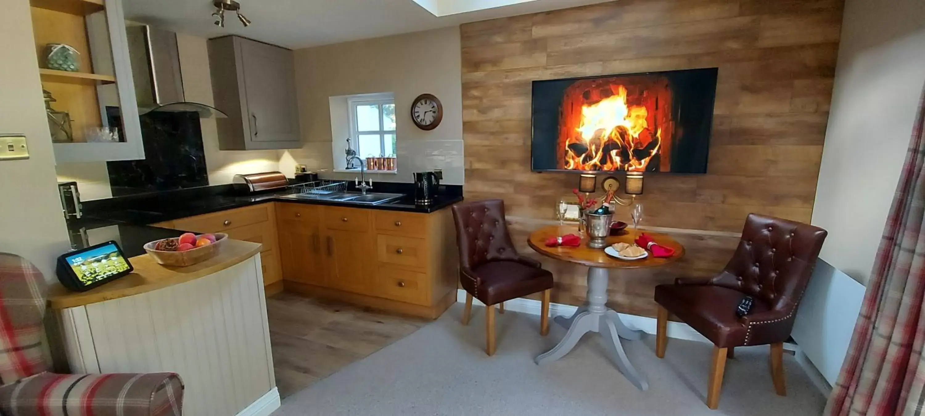 Lounge or bar, Kitchen/Kitchenette in Glyn Isa Country House B&B and self catering Lodge