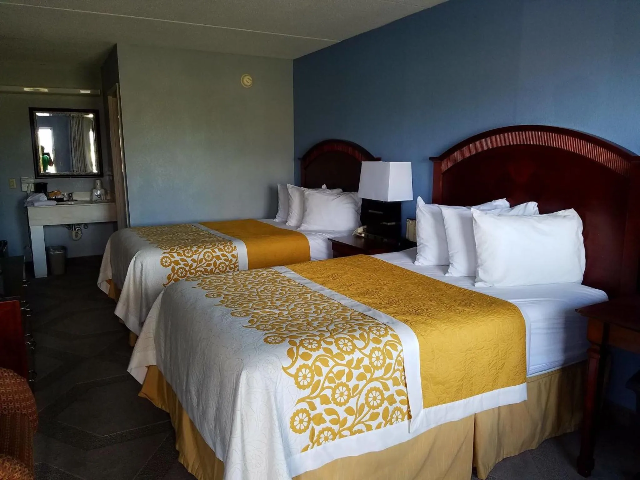 Photo of the whole room, Bed in Days Inn by Wyndham Richmond