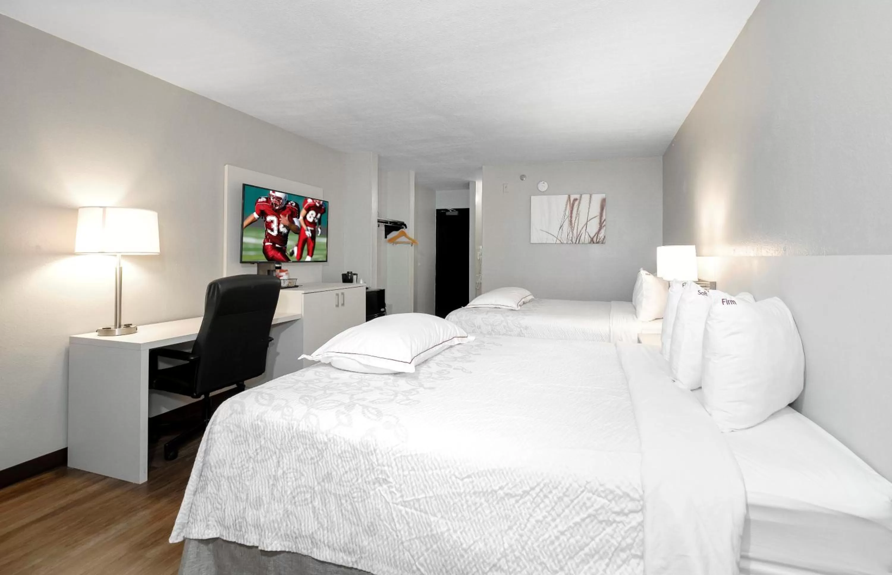 Photo of the whole room, Bed in Red Roof Inn PLUS Orlando-Convention Center- Int'l Dr