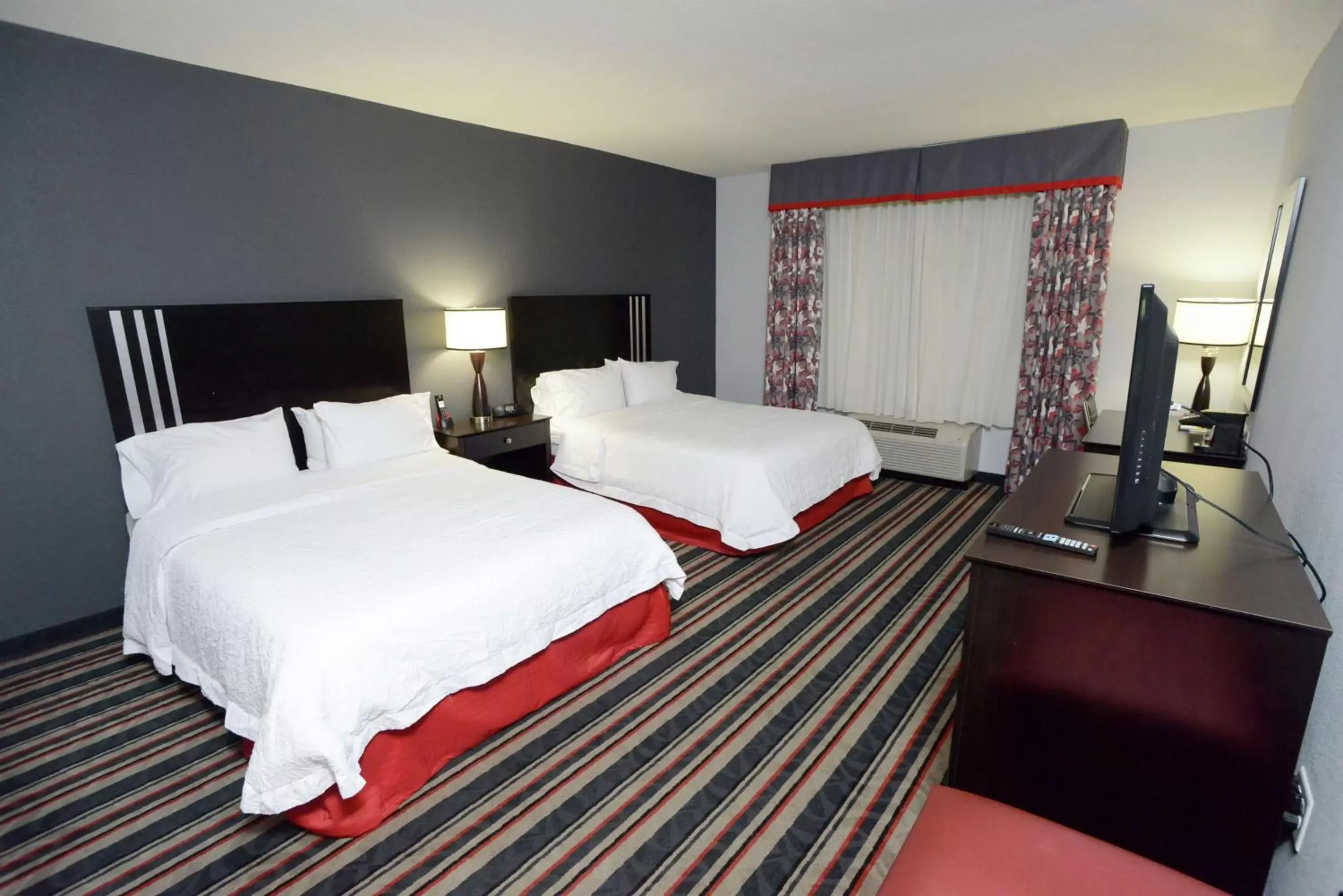 Bedroom, Bed in Hampton Inn & Suites Albany at Albany Mall