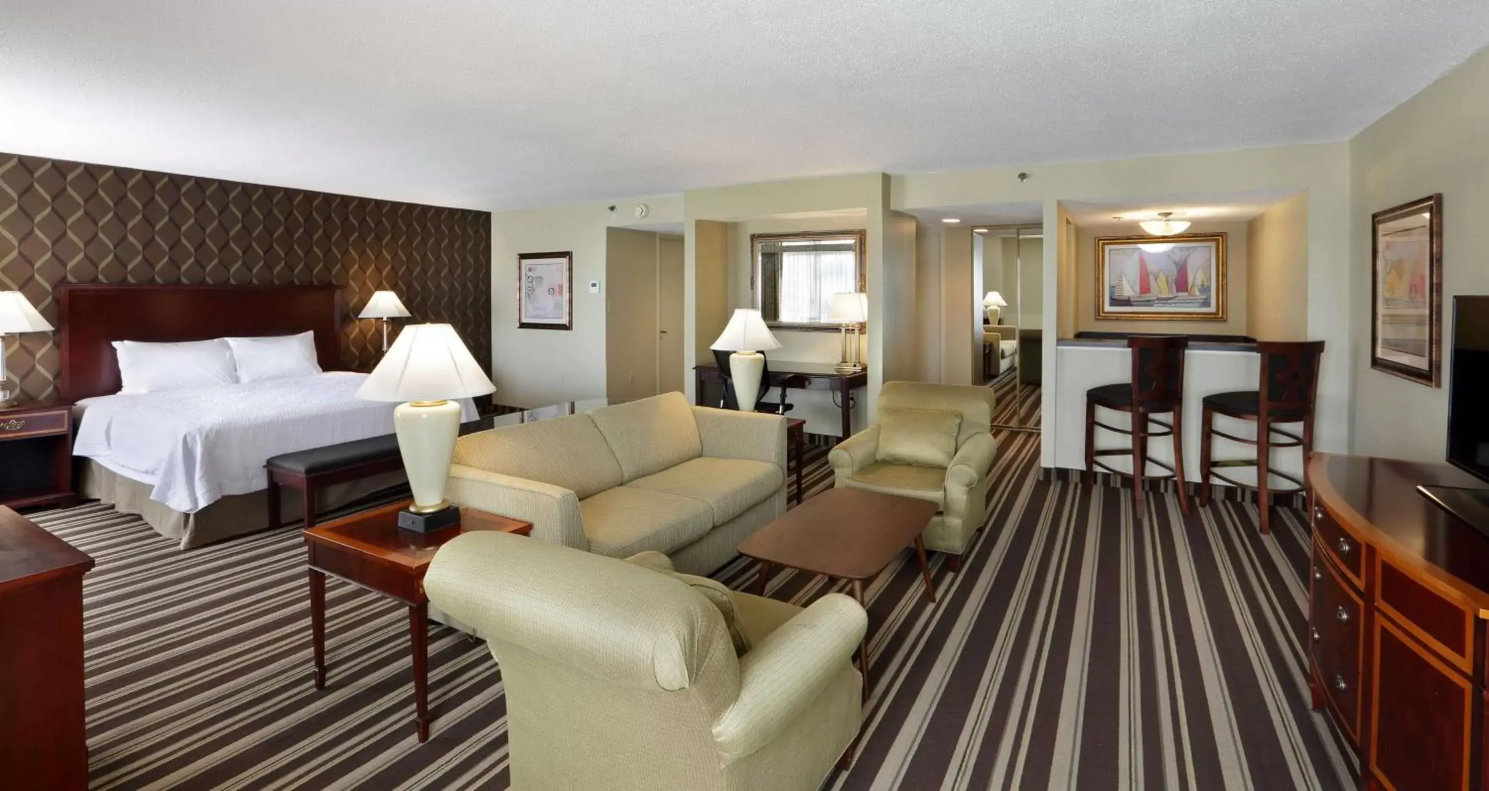 Bedroom, Seating Area in Hampton Inn Boston-Natick