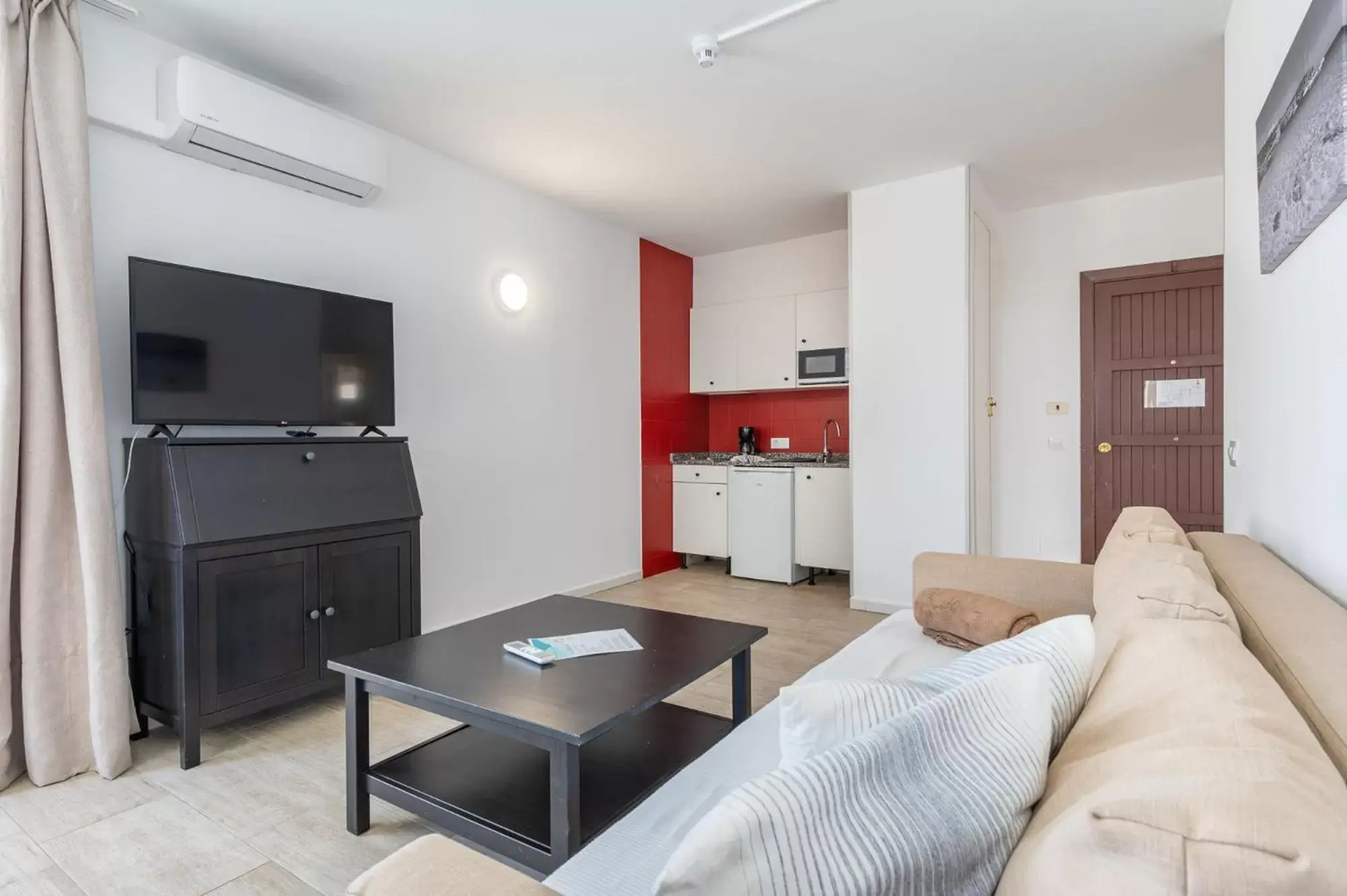 TV and multimedia, Seating Area in Orange Colom - Seaside Apartments