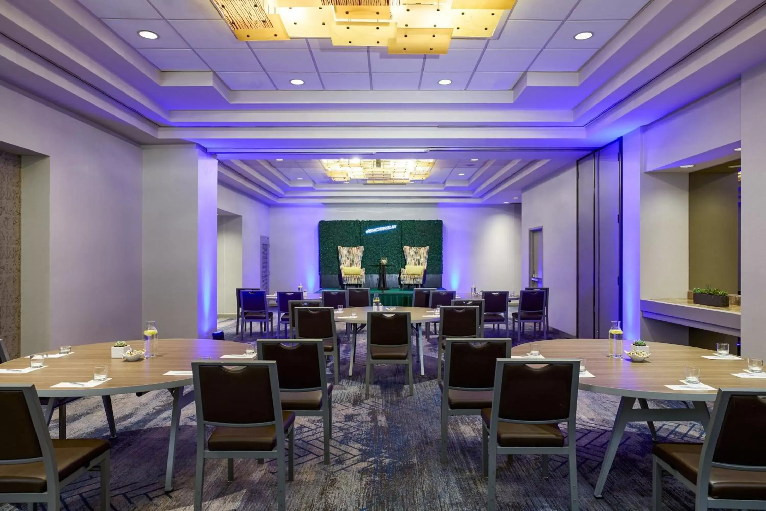 Meeting/conference room, Restaurant/Places to Eat in Renaissance Los Angeles Airport Hotel
