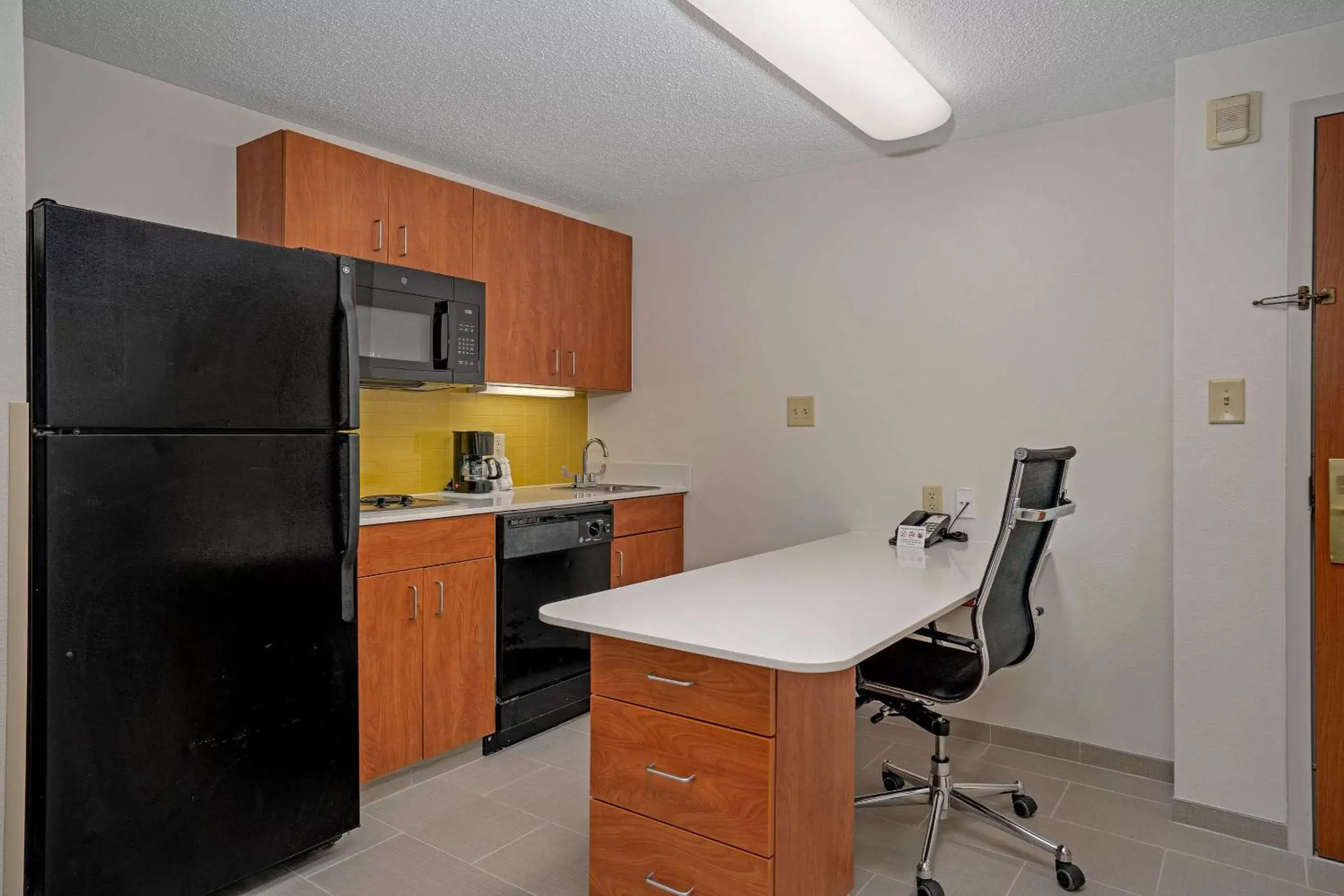 Photo of the whole room, Kitchen/Kitchenette in MainStay Suites Wilmington