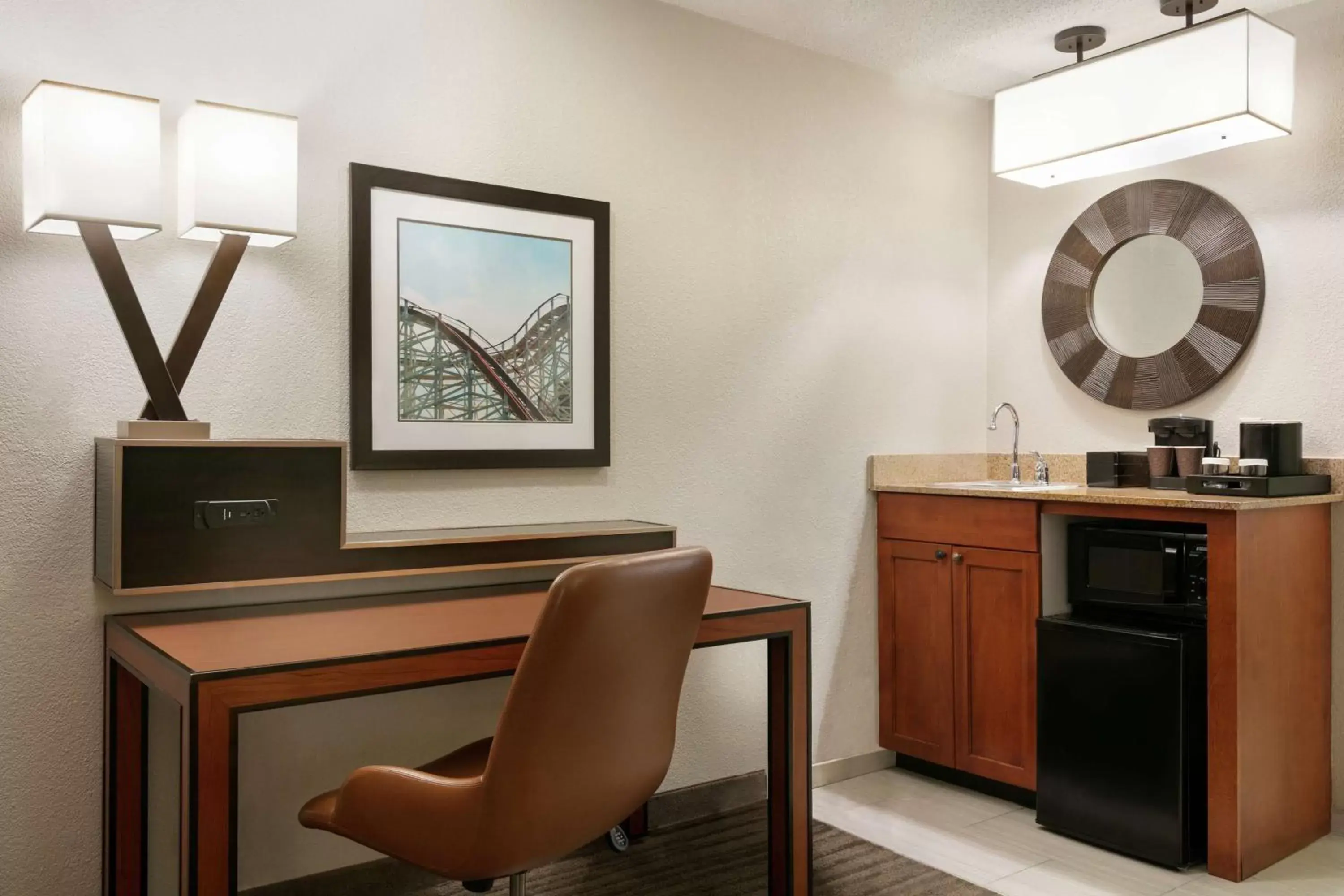 Bedroom, TV/Entertainment Center in Embassy Suites by Hilton Orlando International Drive ICON Park
