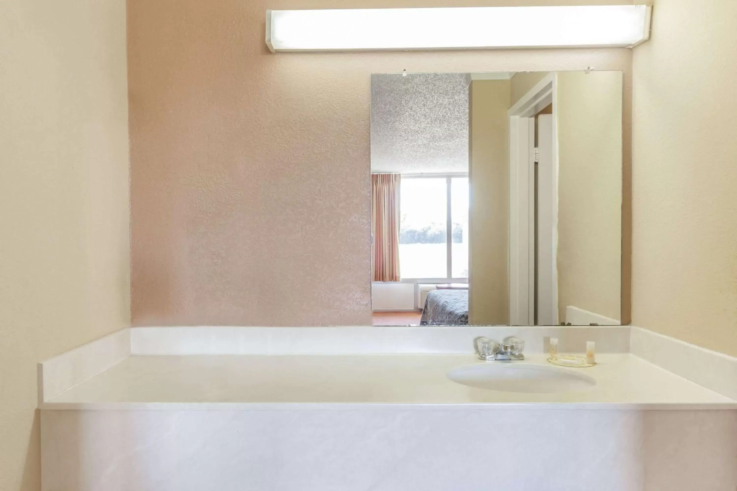 Photo of the whole room, Bathroom in Days Inn by Wyndham Hillsboro TX