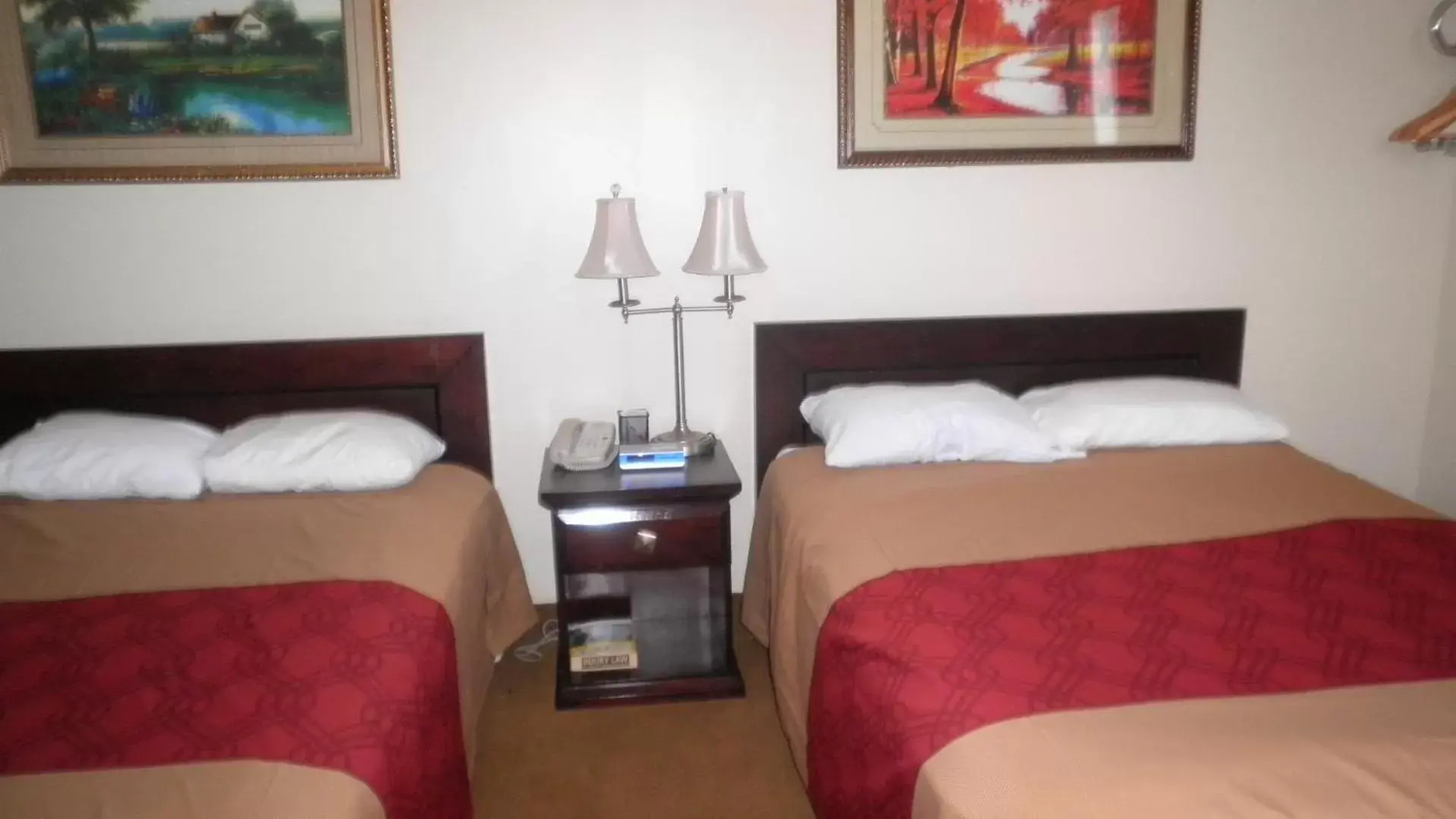 Bed in Travel Inn & Suites