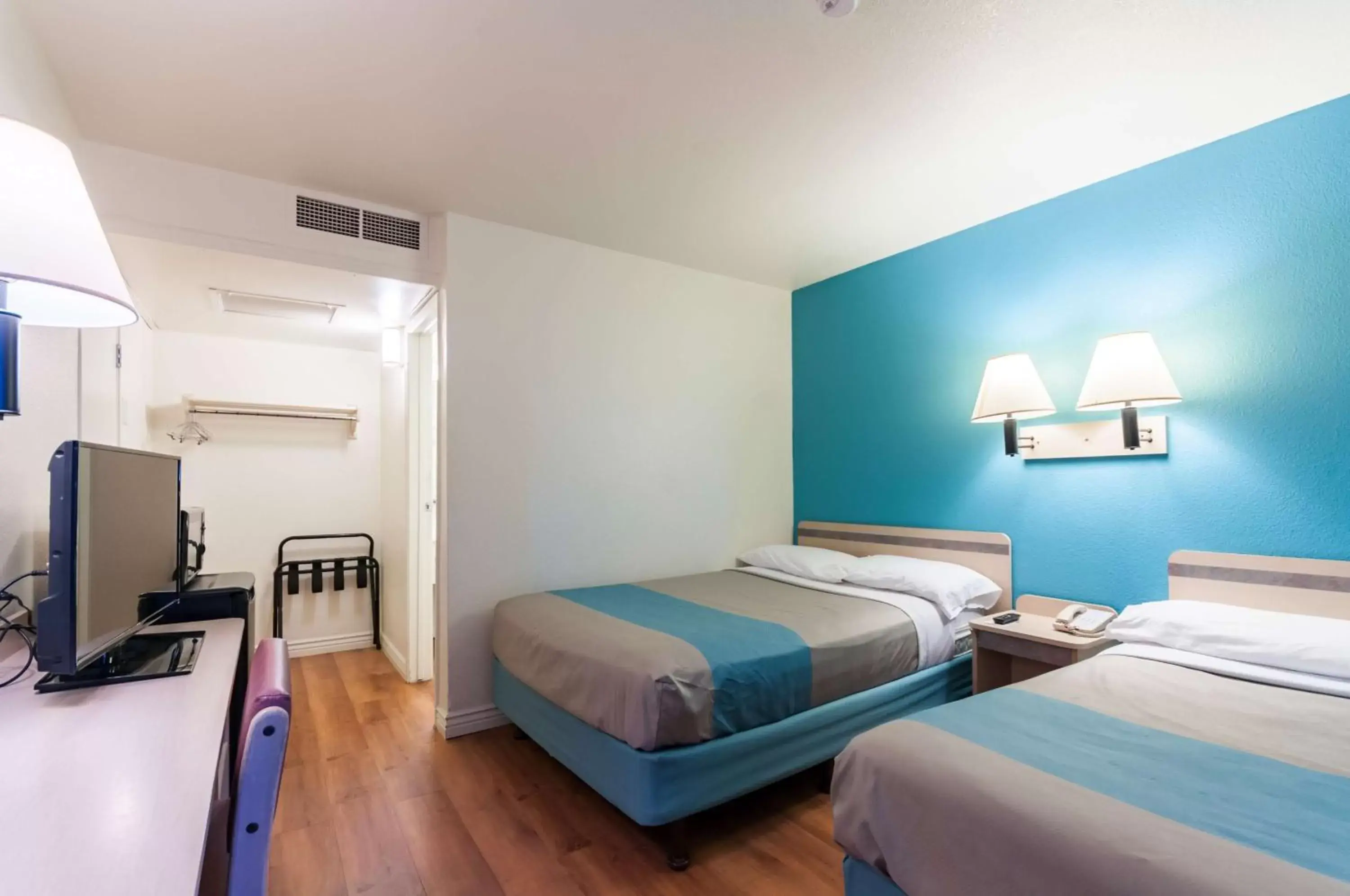 TV and multimedia, Bed in Motel 6-Green River, UT TV and multimedia, Bed in Motel 6-Green River, UT