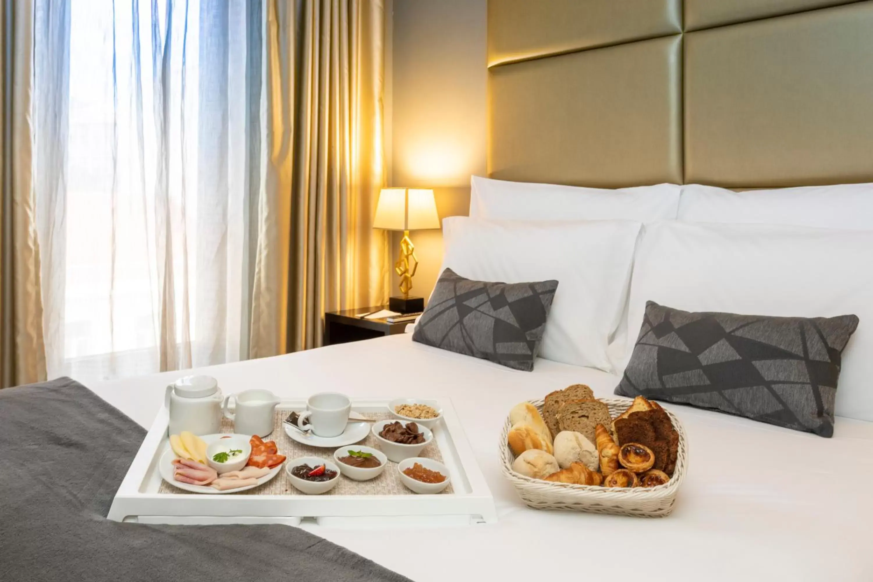 Bedroom, Breakfast in Czar Lisbon Hotel
