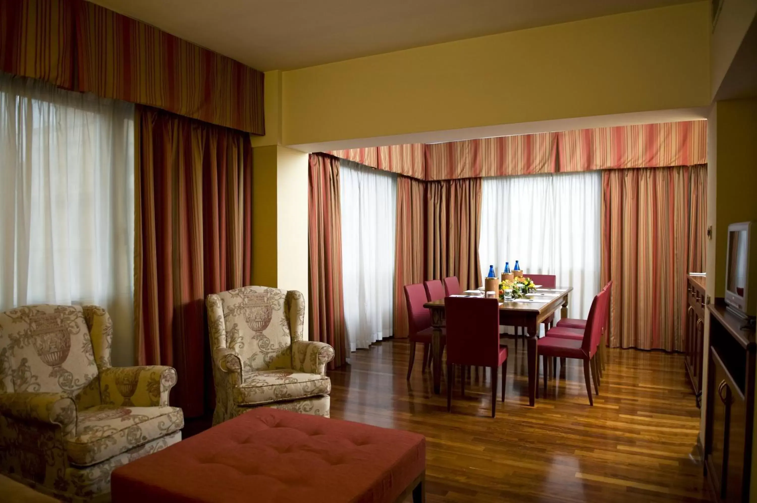 Living room, Seating Area in iH Hotels Roma Cicerone