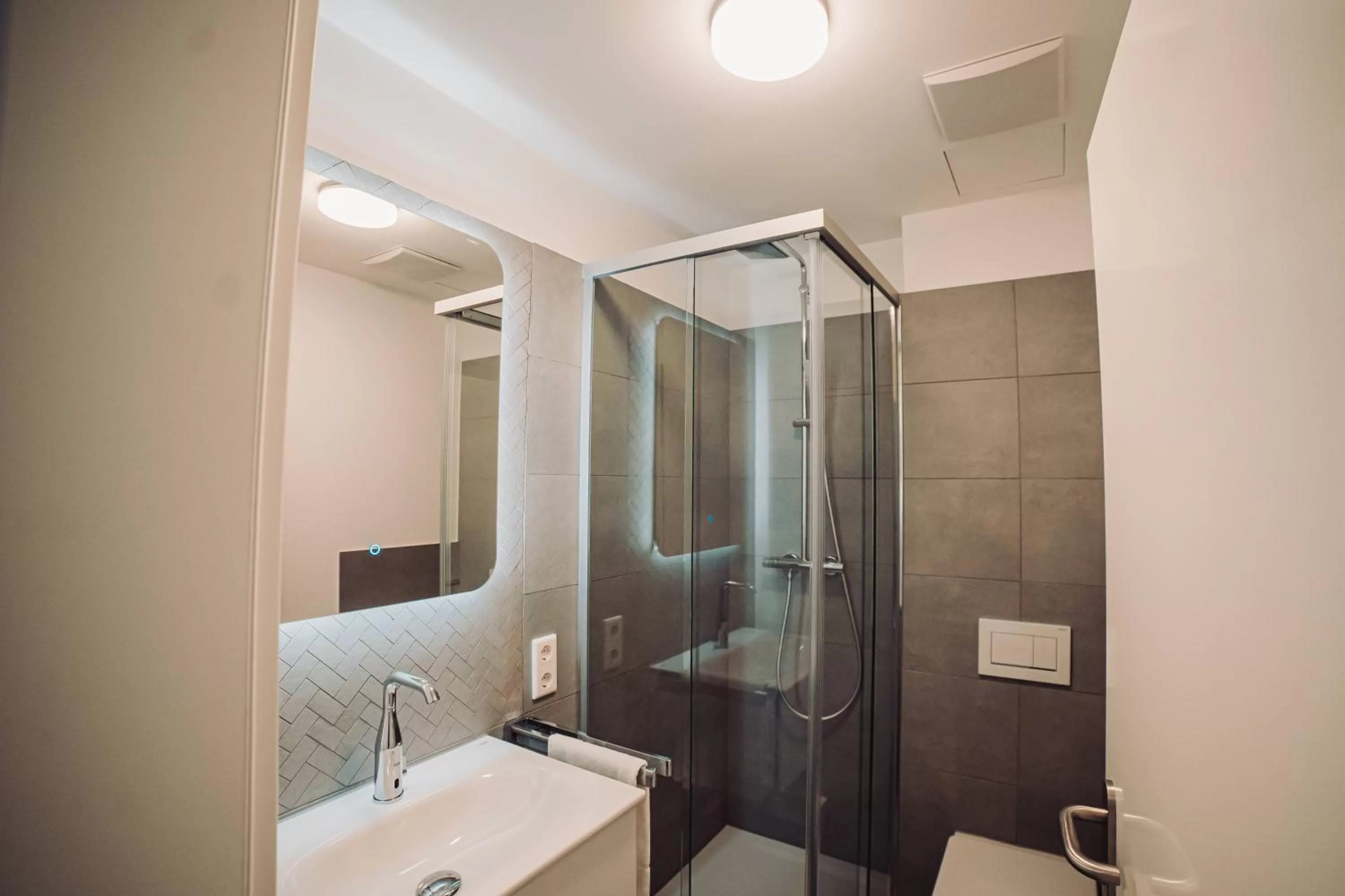 Shower in Hotel Zur Stadt Mainz in Würzburger Innenstadt