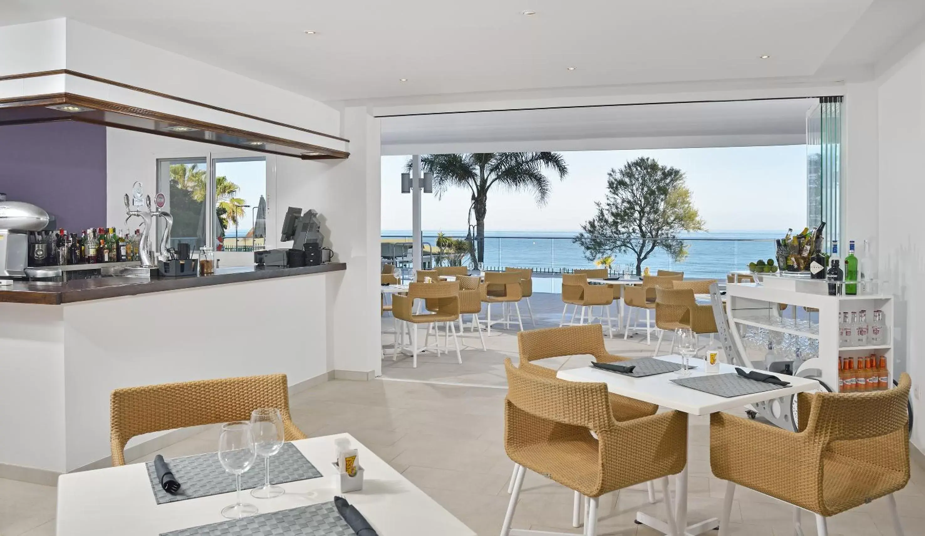 Lounge or bar, Restaurant/Places to Eat in Hotel Ocean House Costa del Sol, Affiliated by Meliá