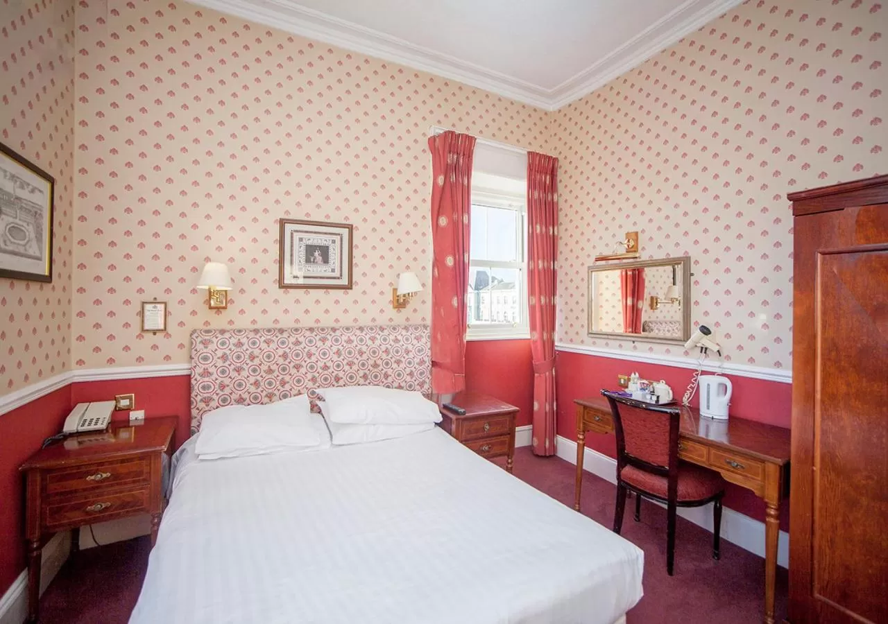 Coffee/tea facilities, Bed in The Royal Hotel