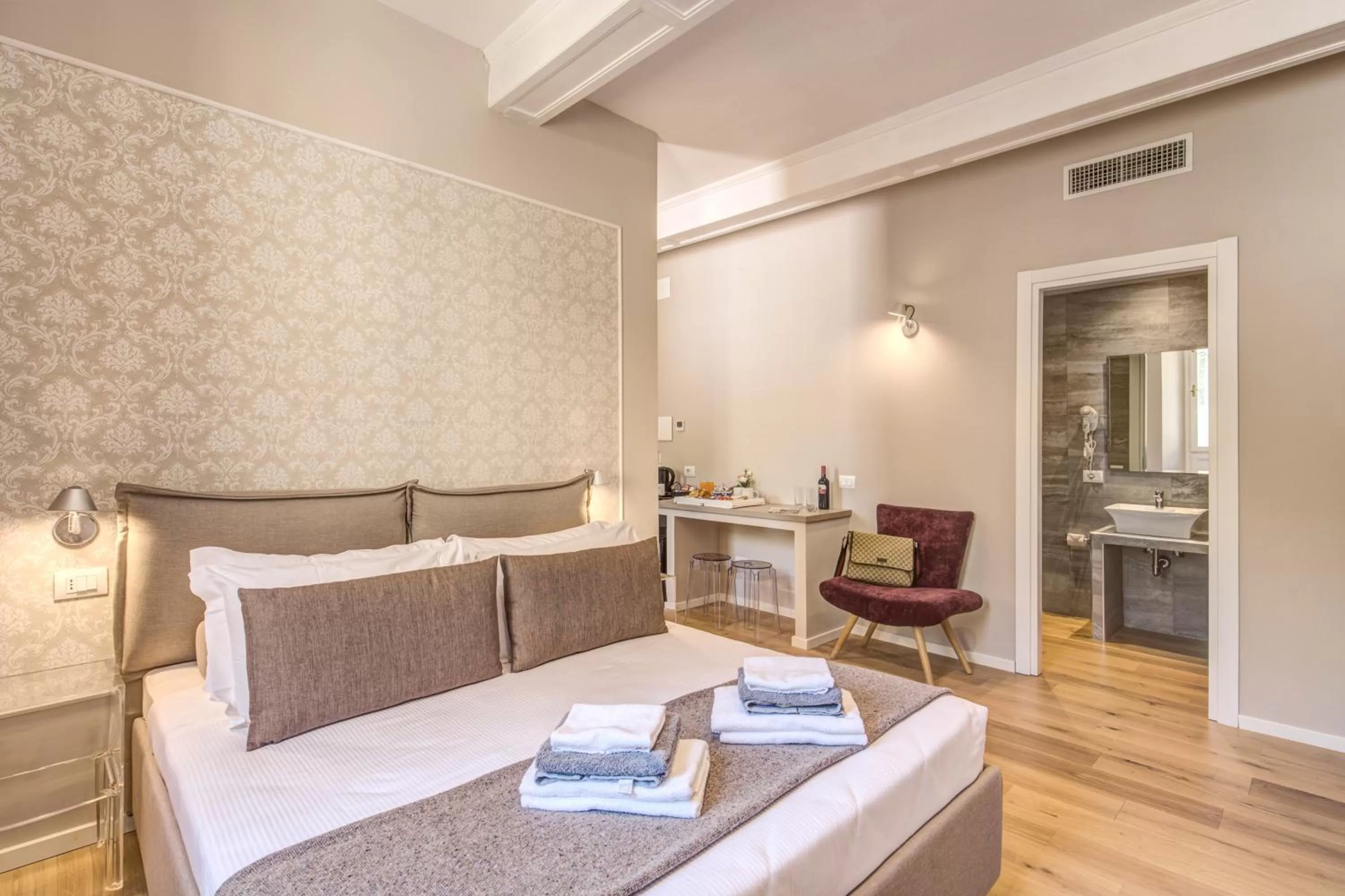 Photo of the whole room, Bed in The Spanish Suite Via di Ripetta