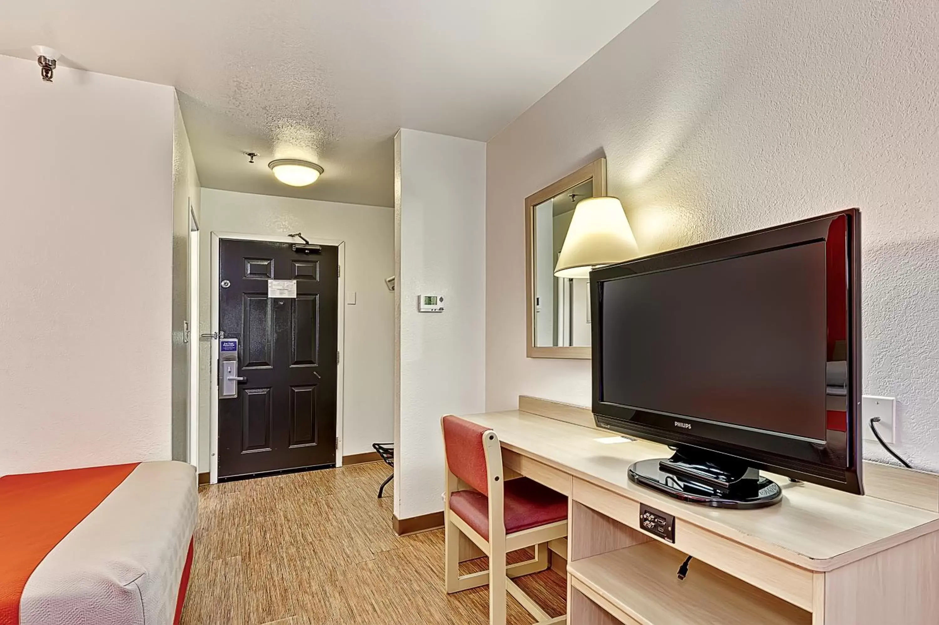 Seating area, TV/Entertainment Center in Motel 6-Glenview, IL - Chicago North