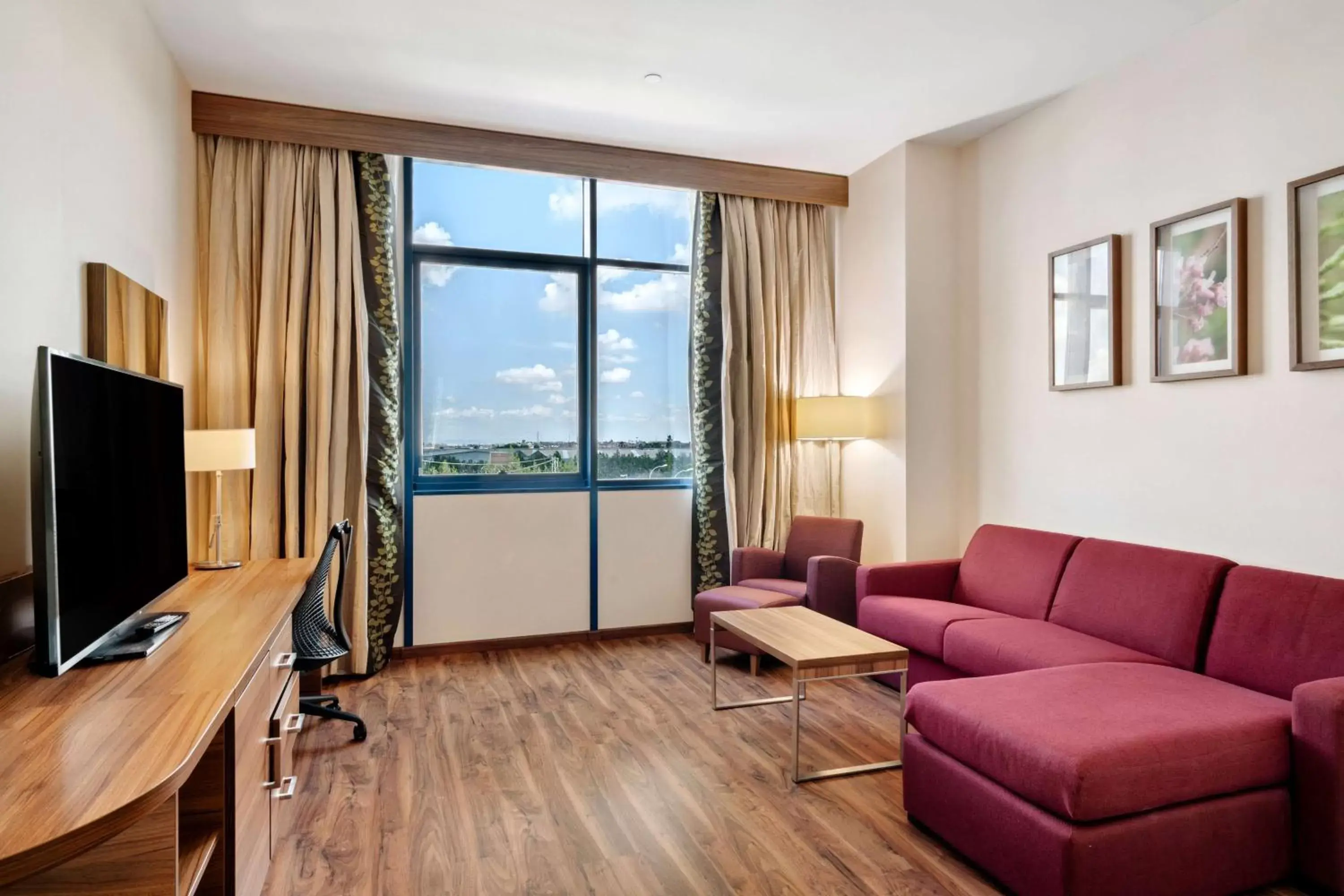 Bedroom, Seating Area in Hilton Garden Inn Sevilla