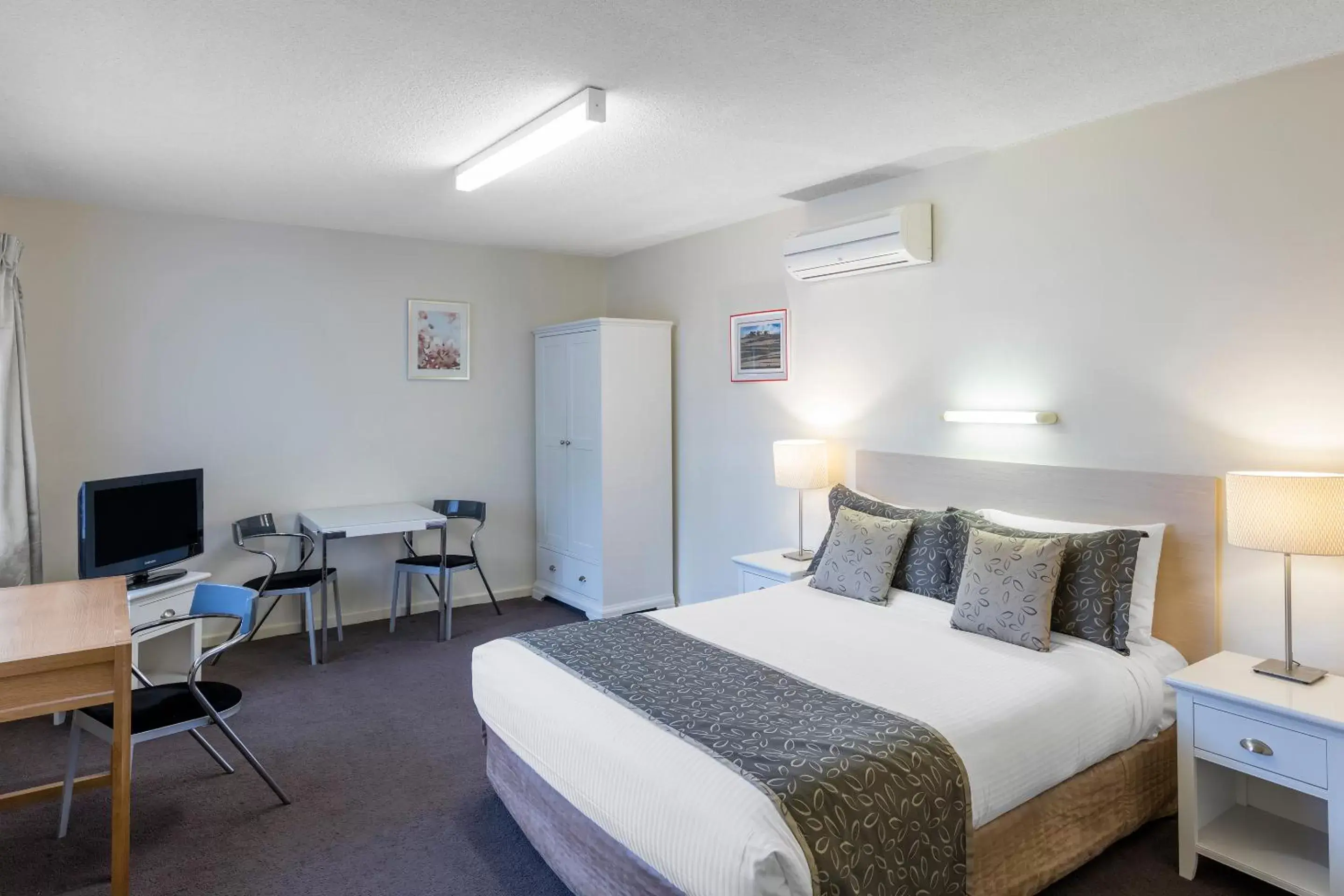 Photo of the whole room, Bed in Adelaide Granada Motor Inn