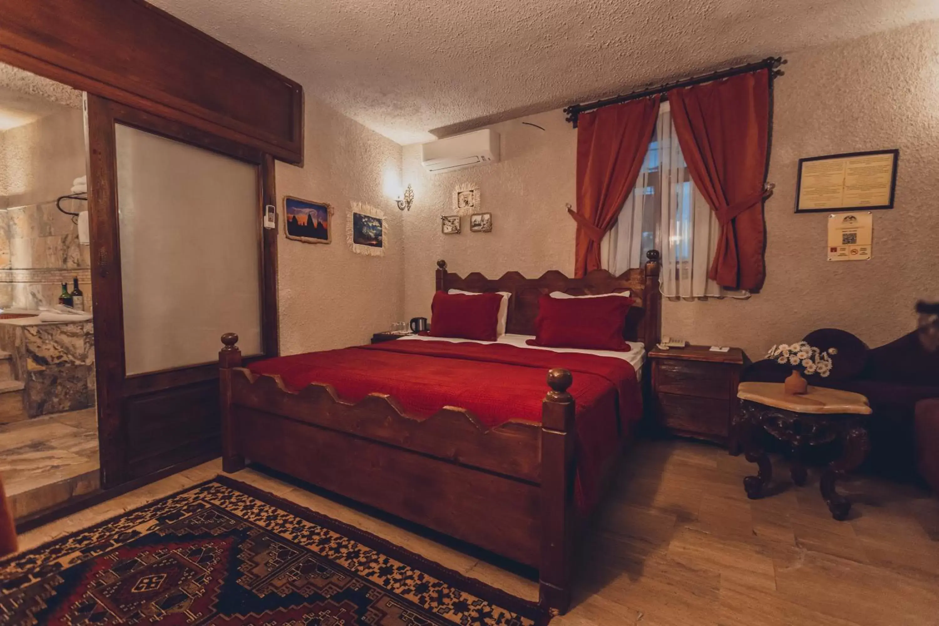 Photo of the whole room, Bed in Maccan Cave Hotel