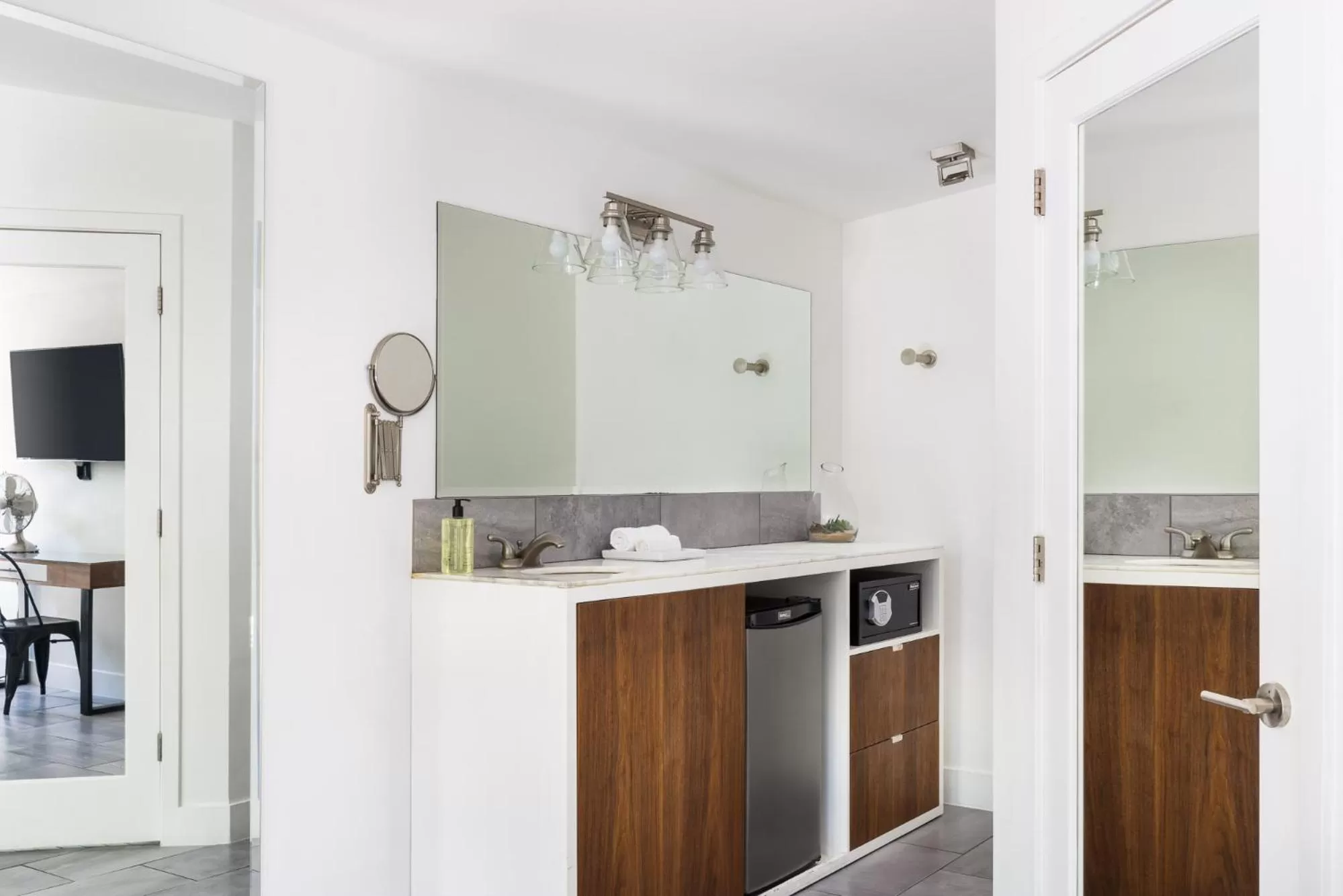 Kitchen or kitchenette in The Palm Springs Hotel