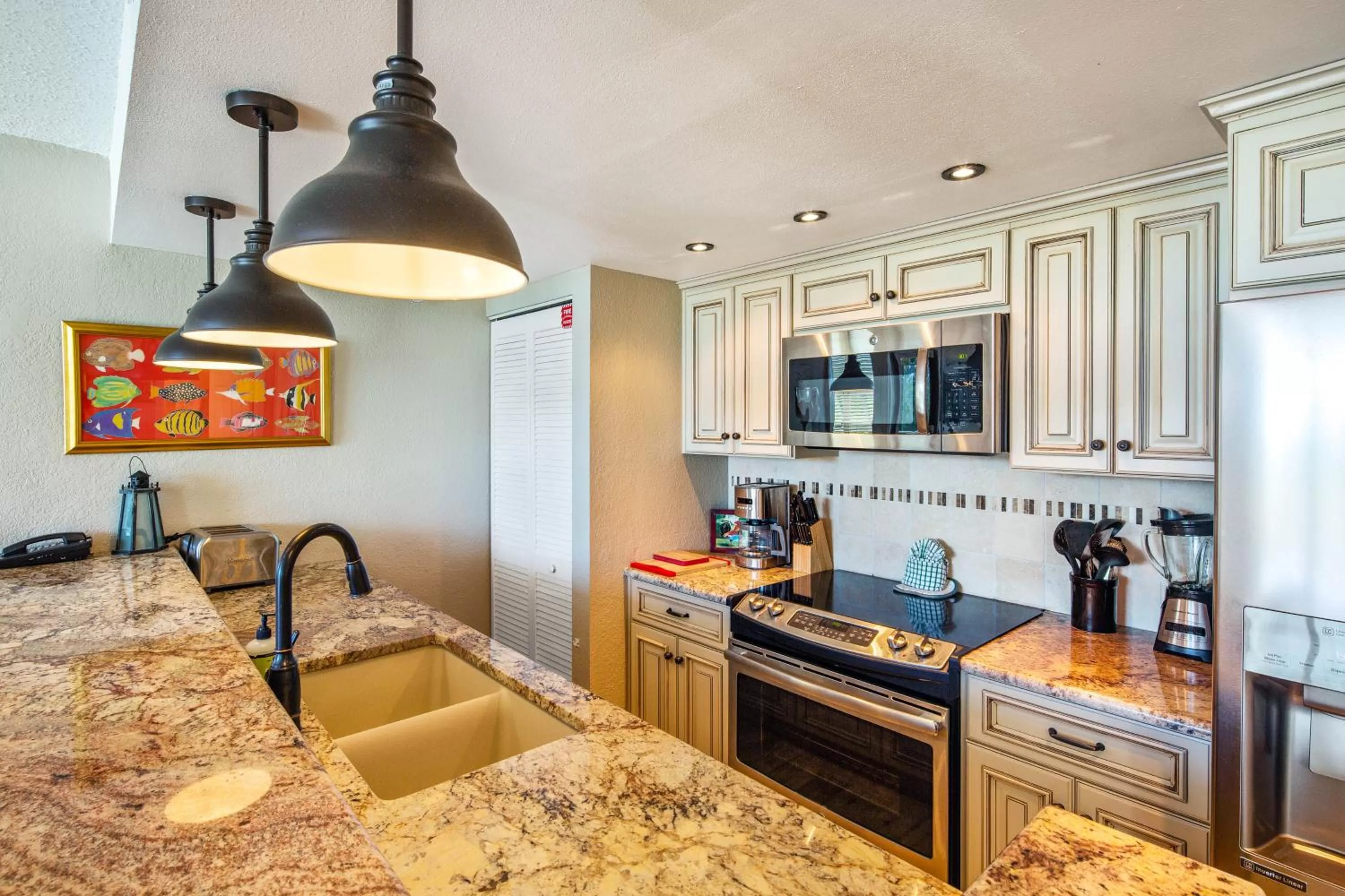 Kitchen/Kitchenette in Sunrise Suites Tahiti Suite #104