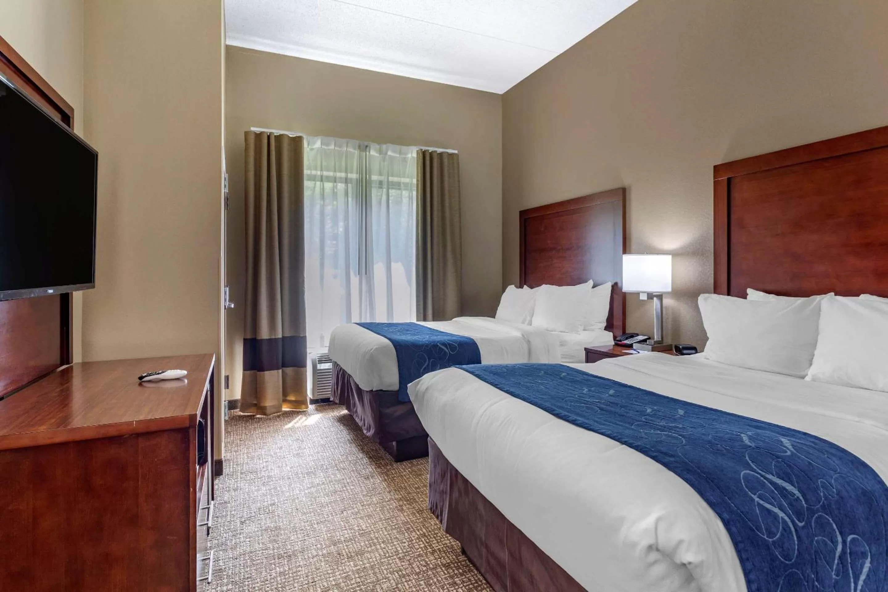 Photo of the whole room, Bed in Comfort Suites Manchester near Arnold AFB