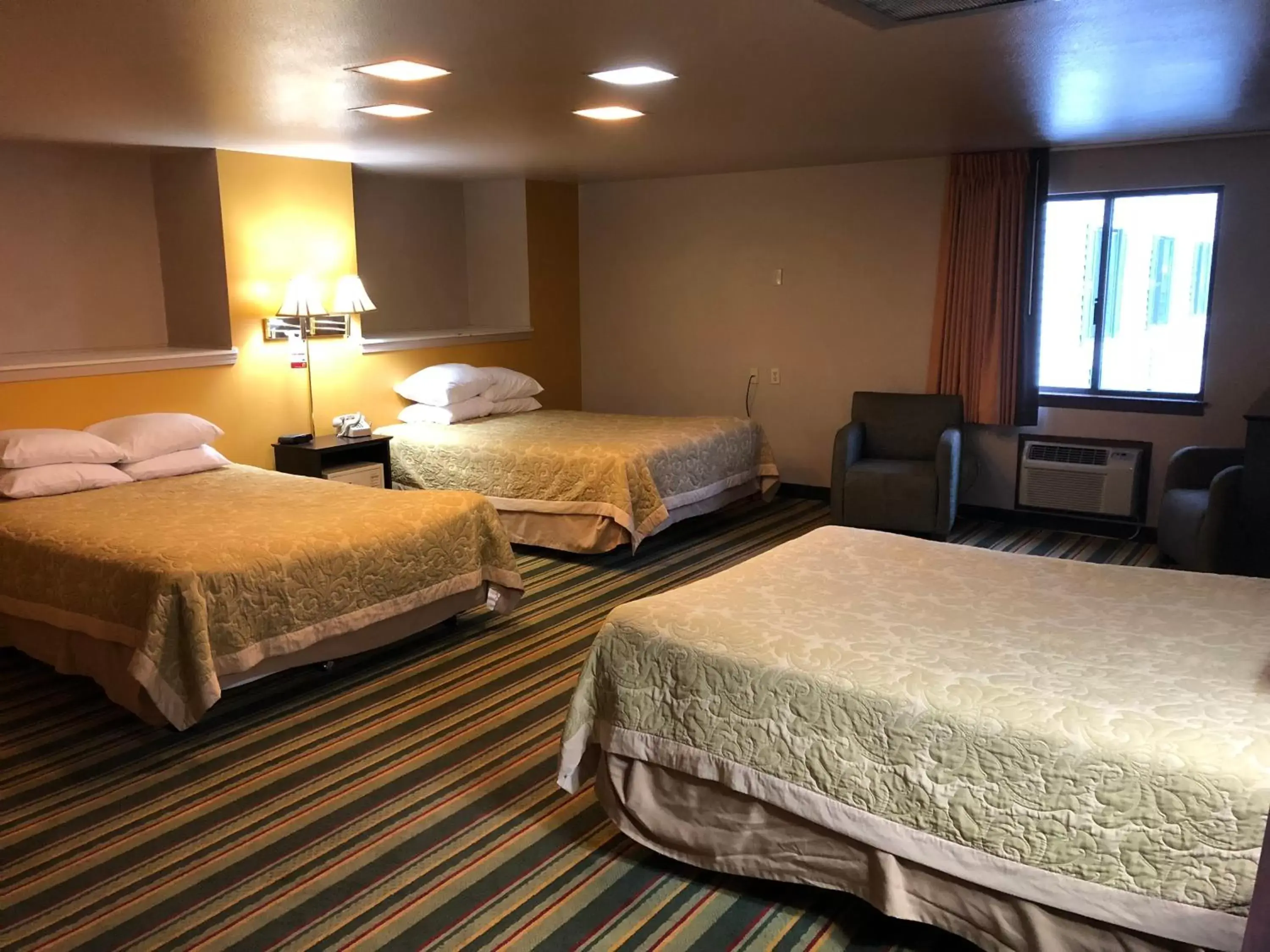 Bedroom, Bed in Super 8 by Wyndham Coeur d'Alene Bedroom, Bed in Super 8 by Wyndham Coeur d'Alene