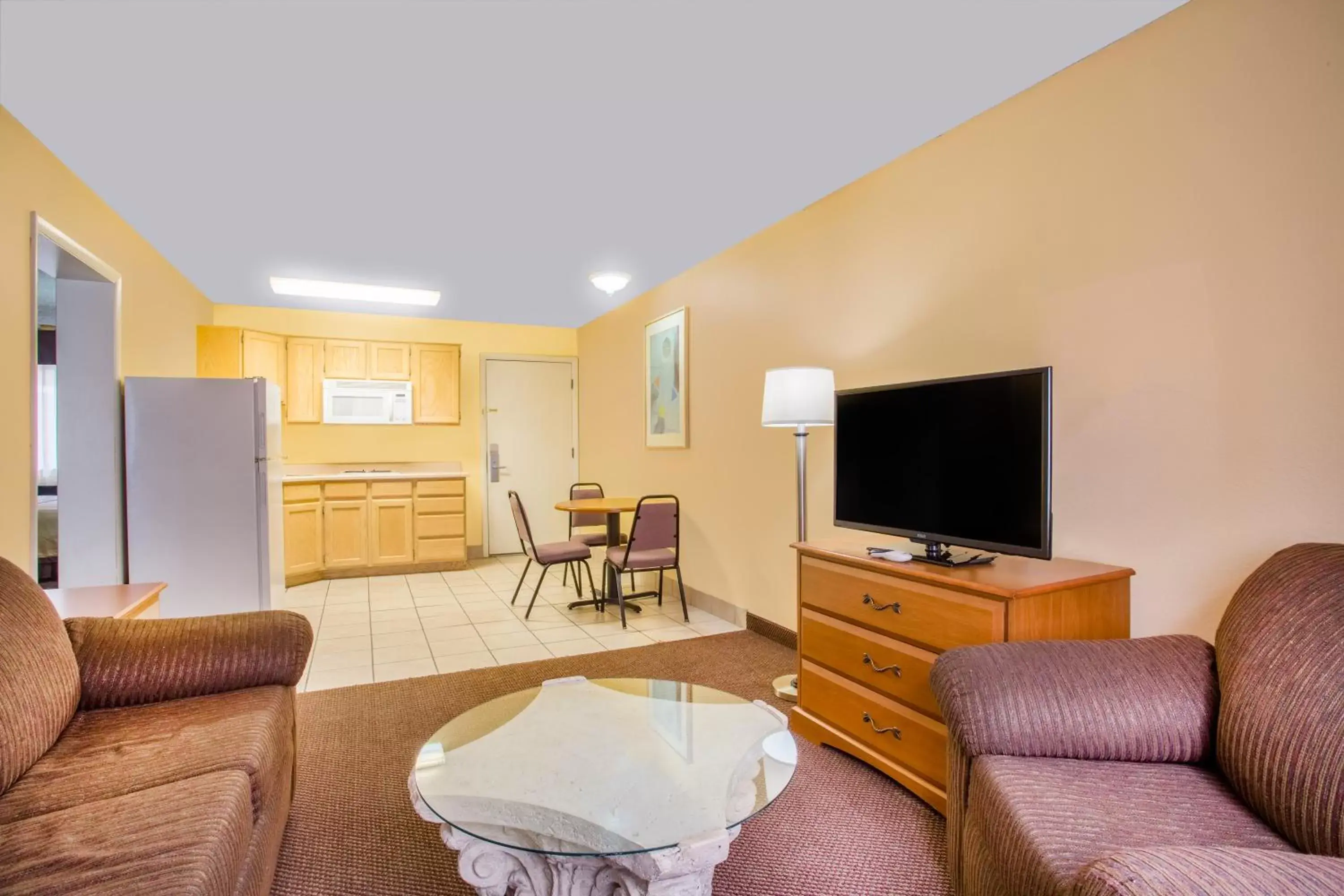 Kitchen or kitchenette, Seating Area in Days Inn by Wyndham St. George