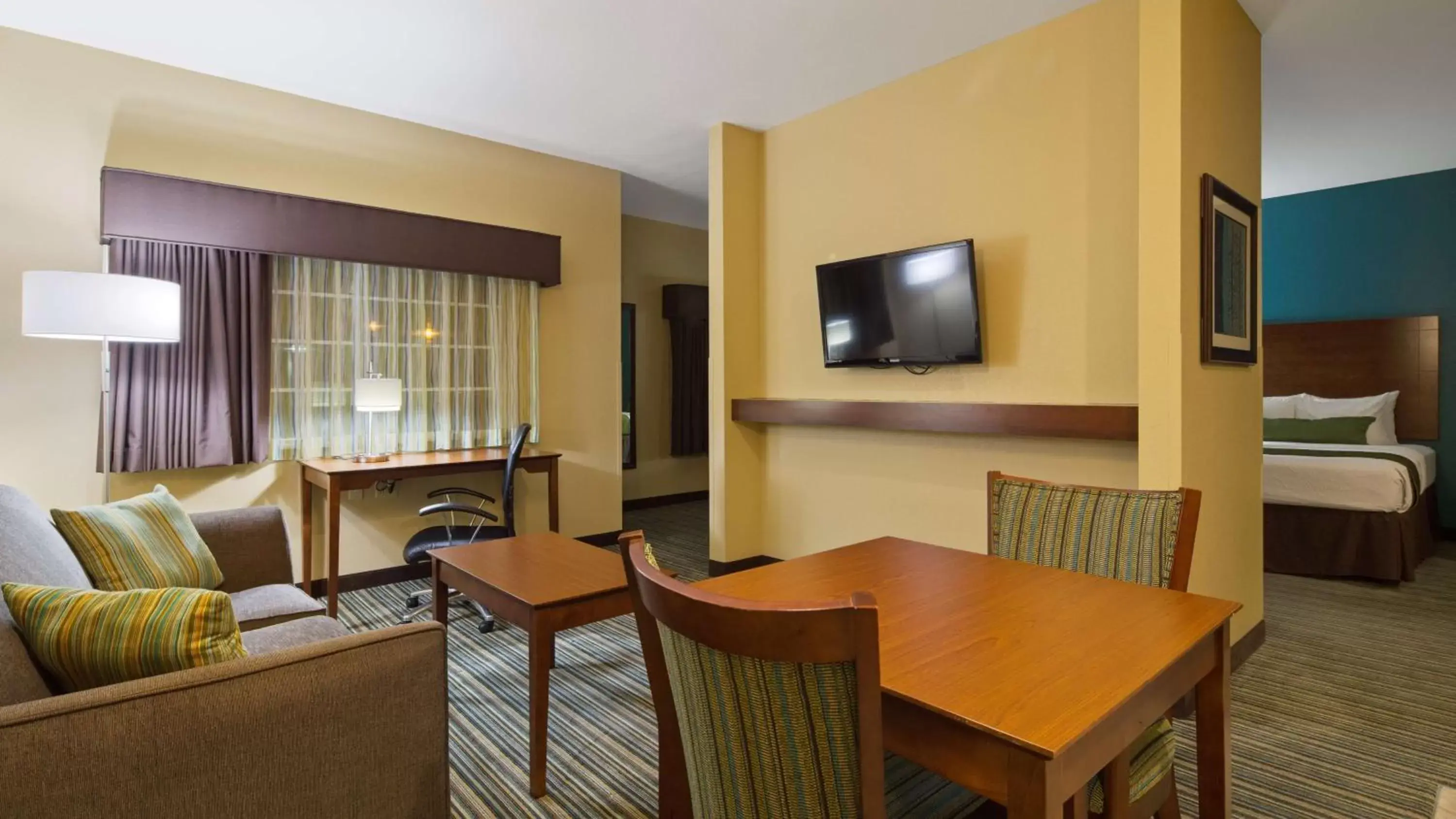 Photo of the whole room, TV/Entertainment Center in Best Western Plus Patterson Park Inn