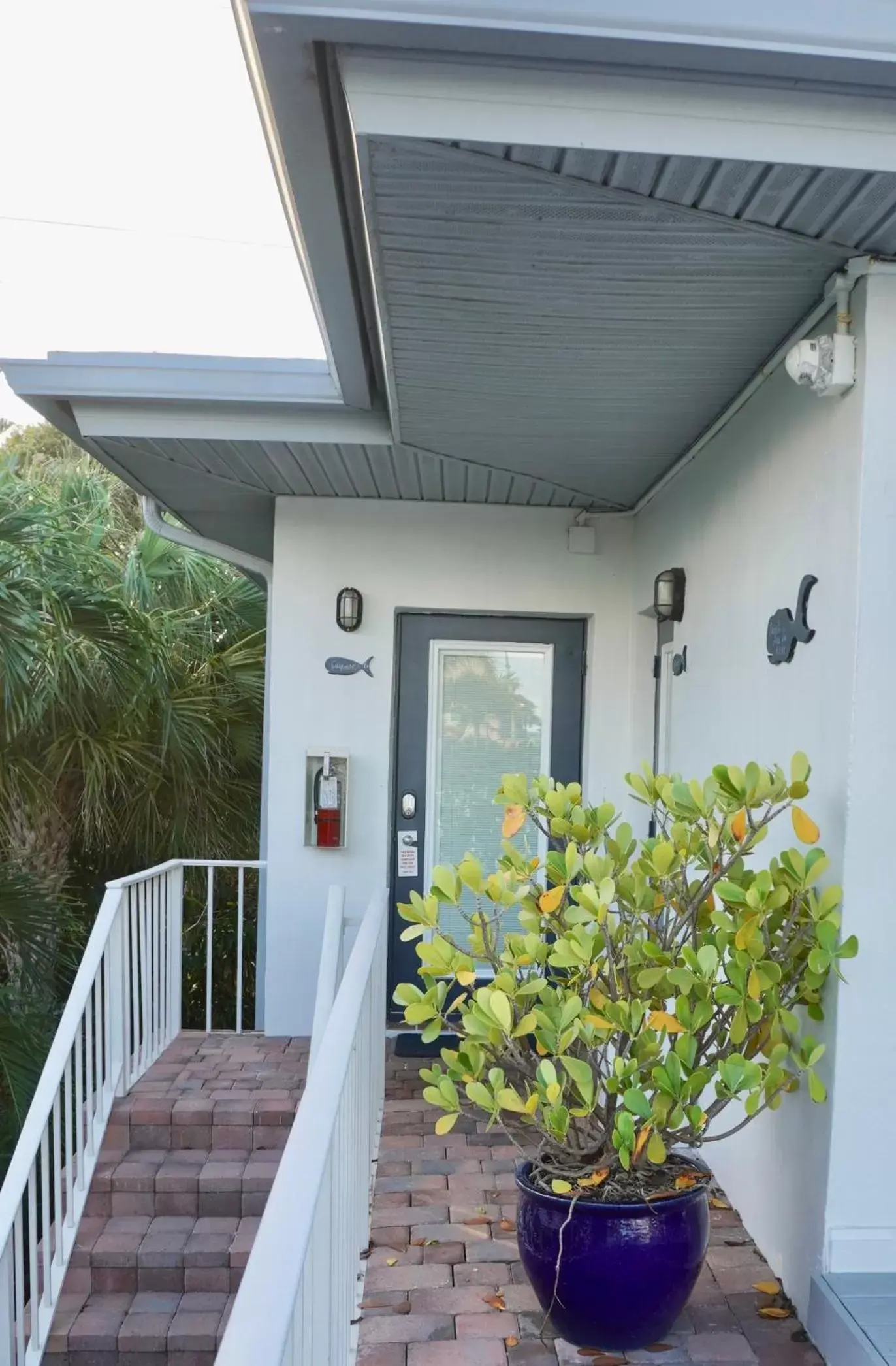 Facade/entrance in 4145 By The Sea Inn & Suites