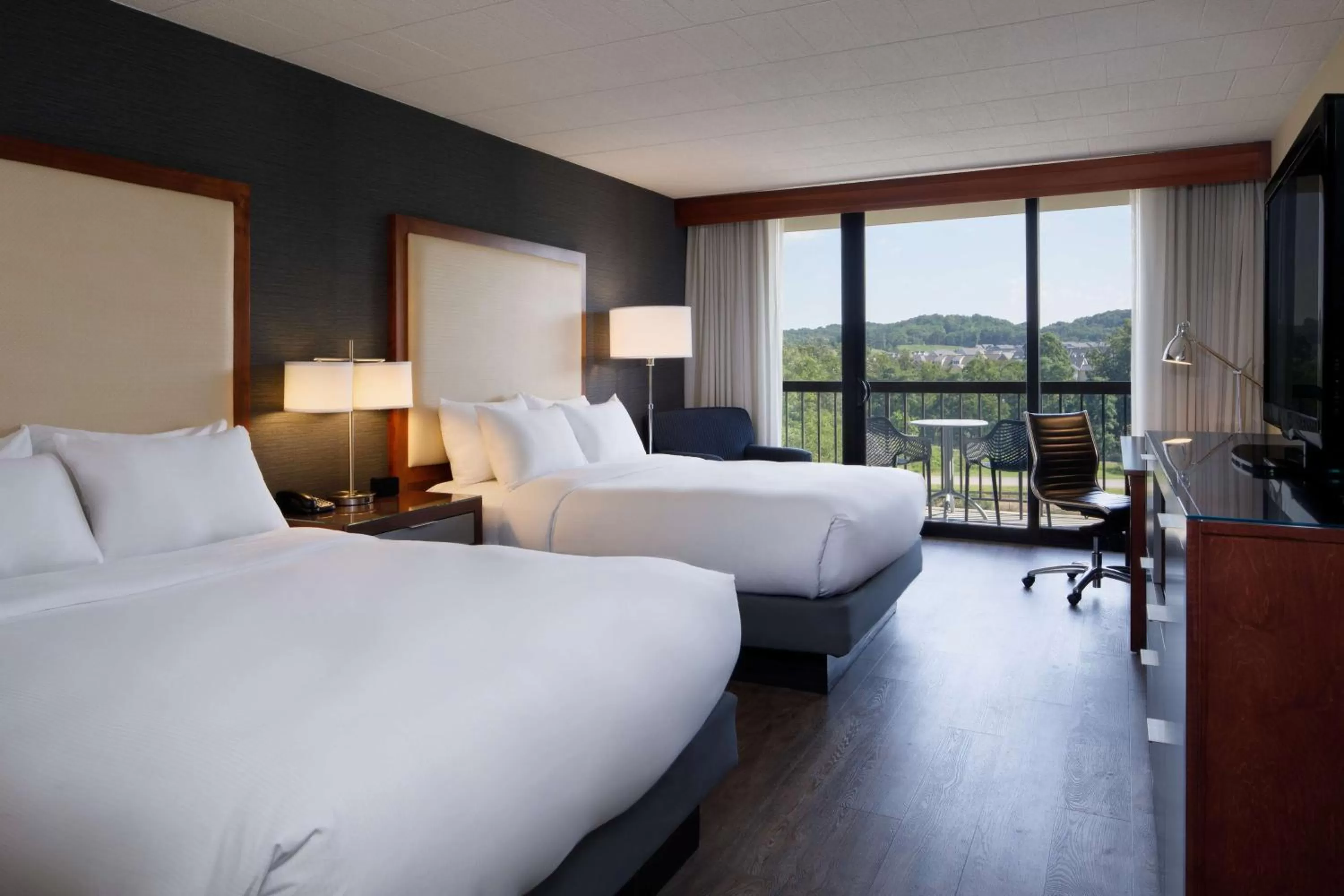 Bedroom, Bed in DoubleTree by Hilton Pittsburgh - Cranberry