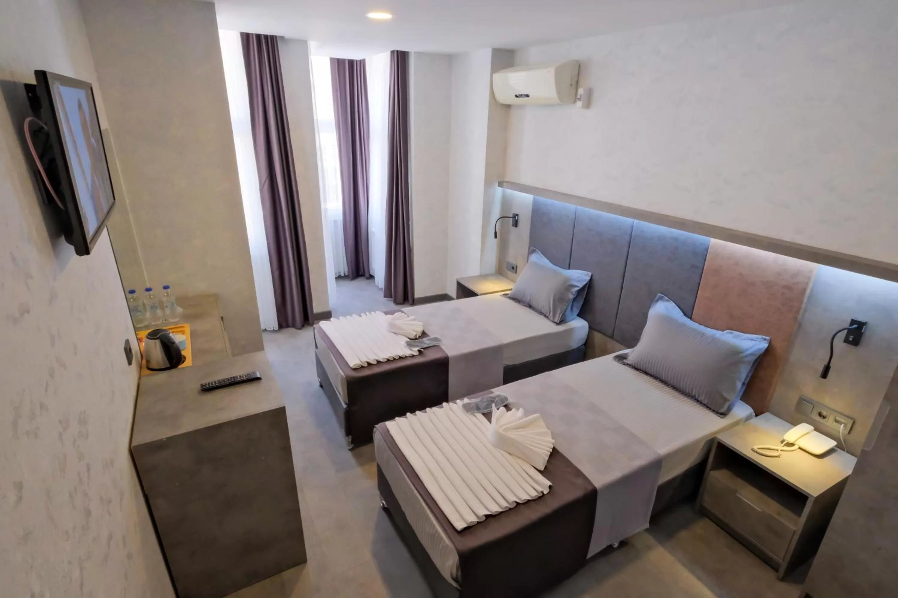 TV and multimedia, Bed in The Queen Hotel