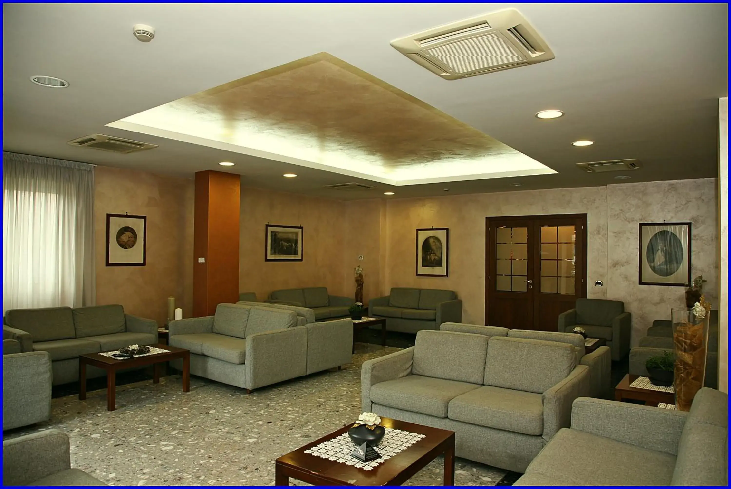 Communal lounge/ TV room, Lobby/Reception in Hotel Meeting