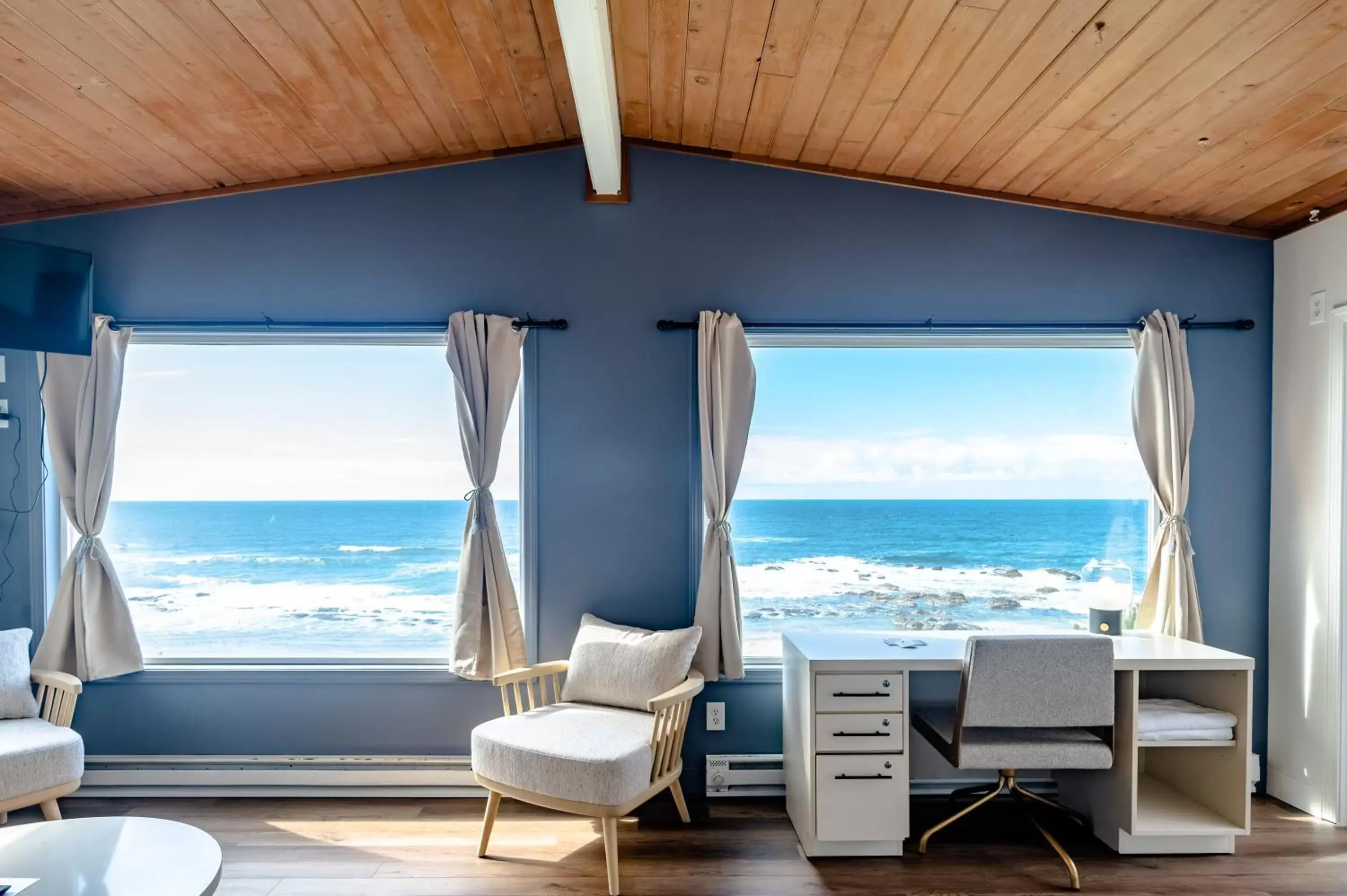 Living room, Sea View in Seagull Beachfront Inn