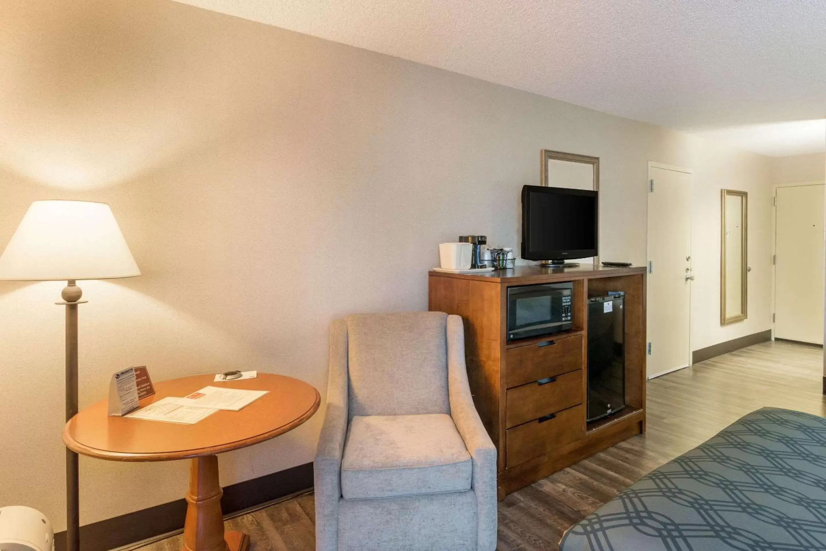 Photo of the whole room, Seating Area in Econo Lodge Grand Junction