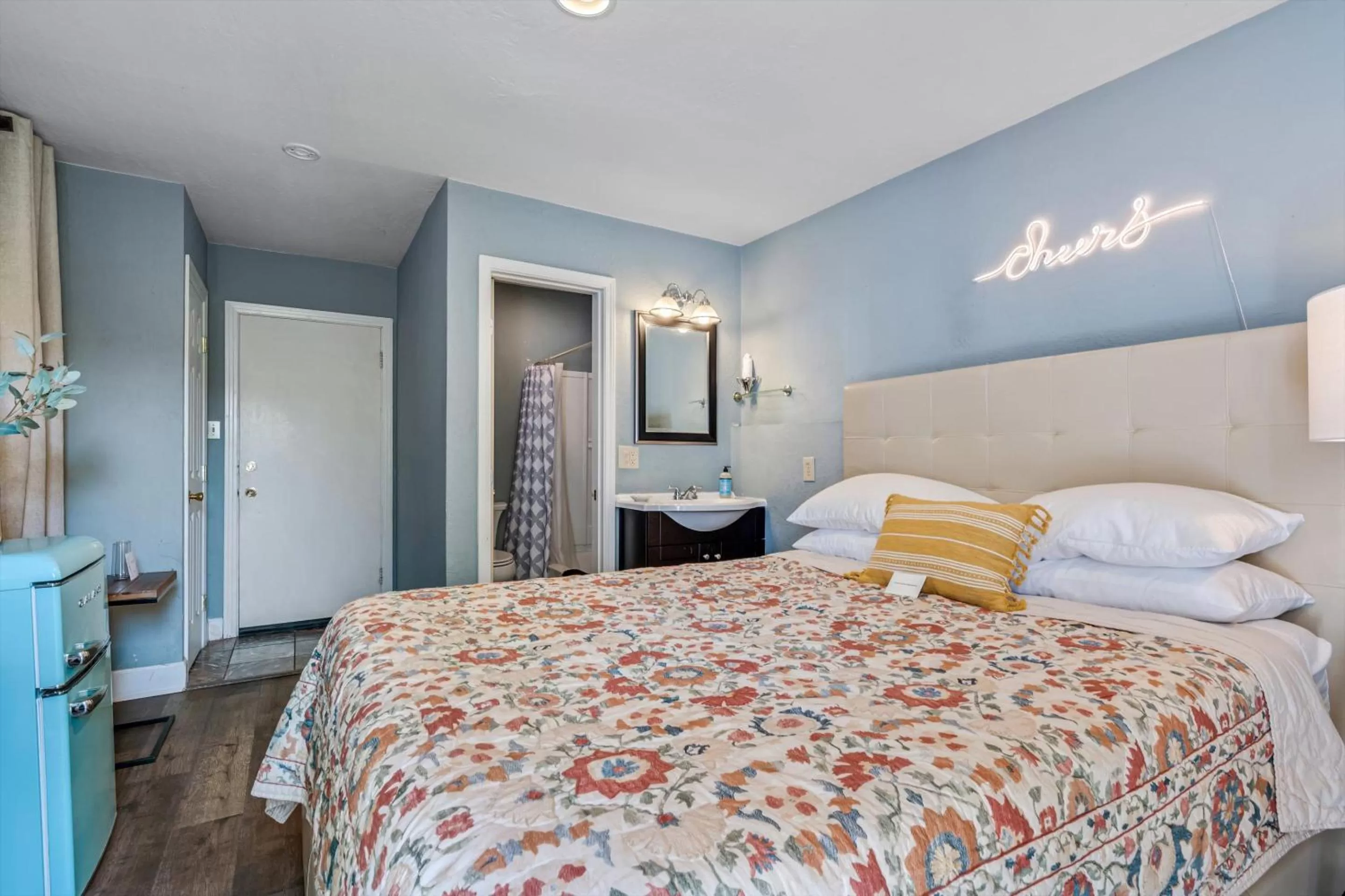 Bed in Cinnamon Bear Creekside Inn