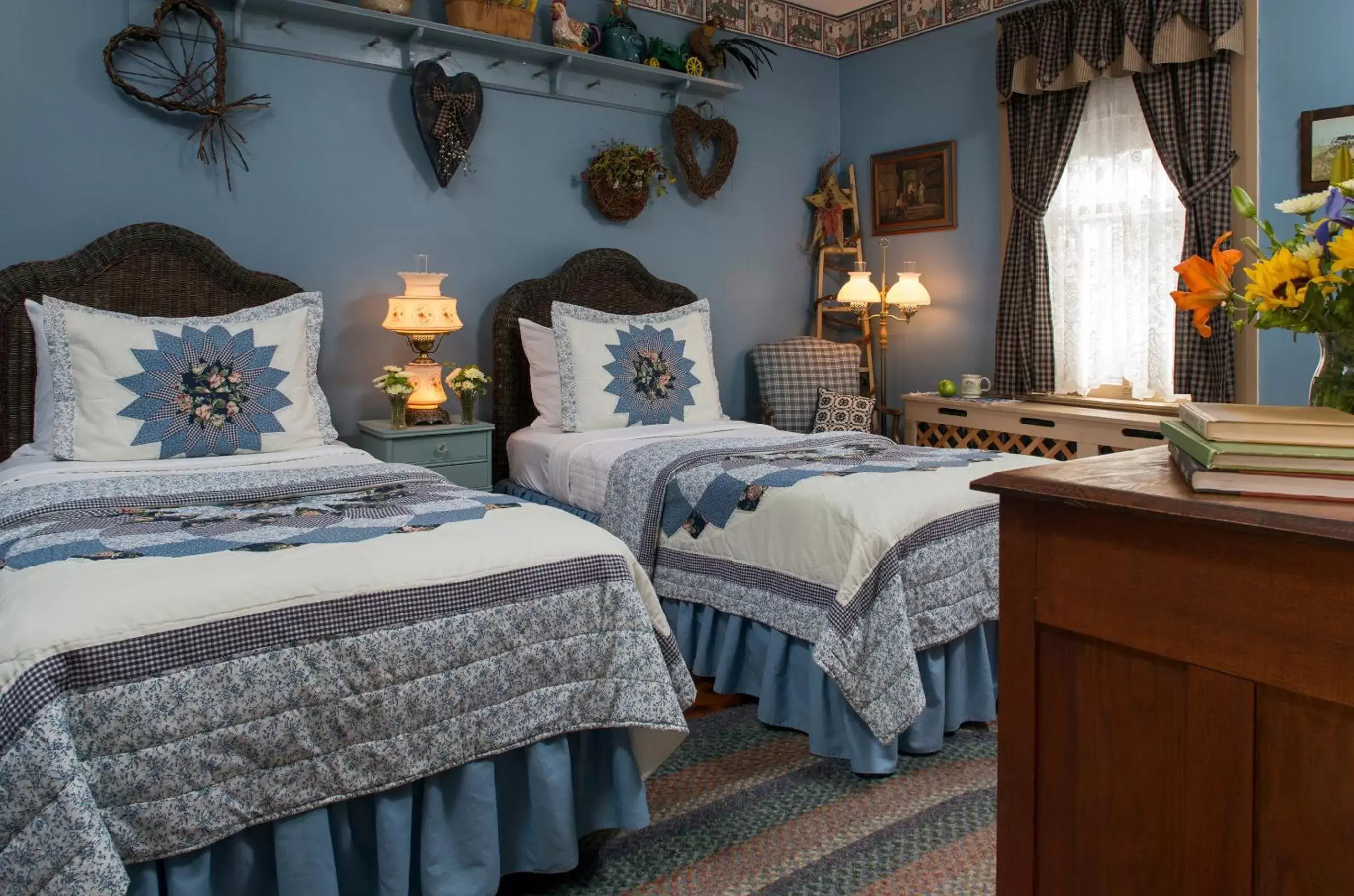 Photo of the whole room, Bed in 1825 Inn Bed and Breakfast