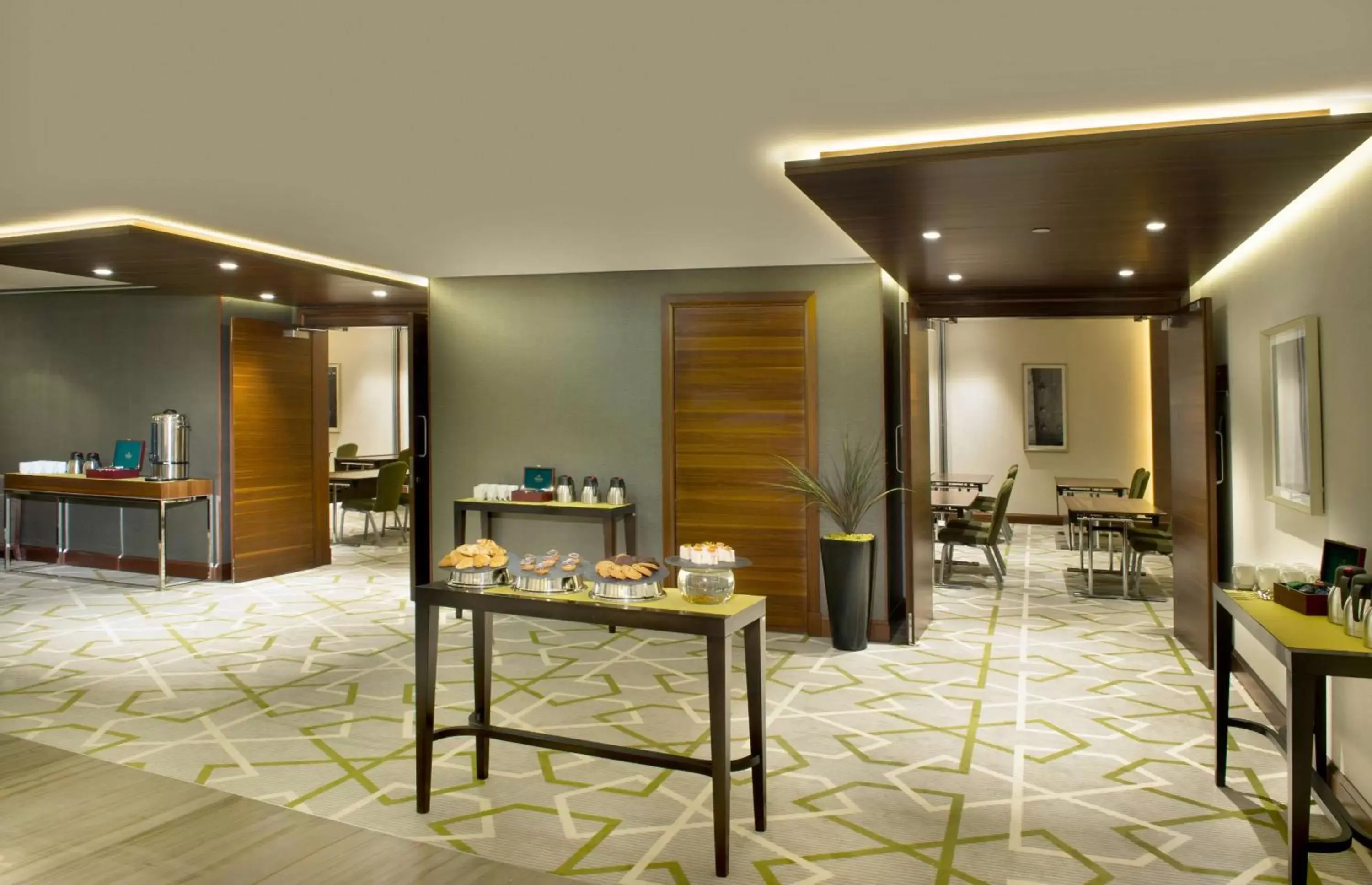 Meeting/conference room, Restaurant/Places to Eat in Hilton Garden Inn Dubai Al Muraqabat - Deira