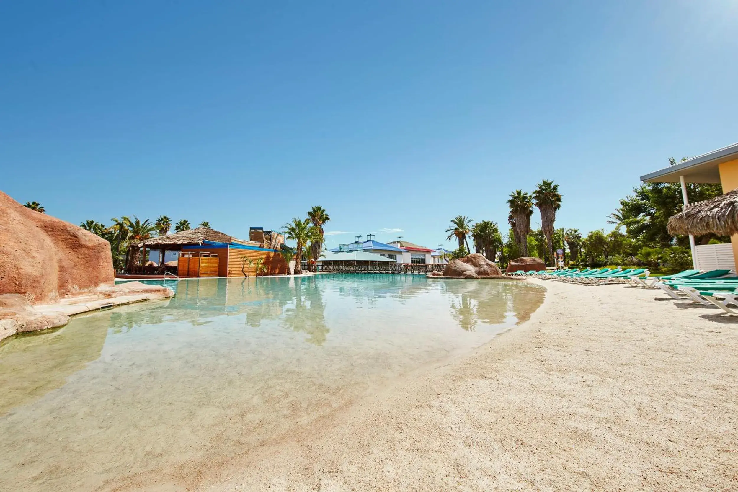 Swimming pool, Beach in Portaventura Hotel Caribe