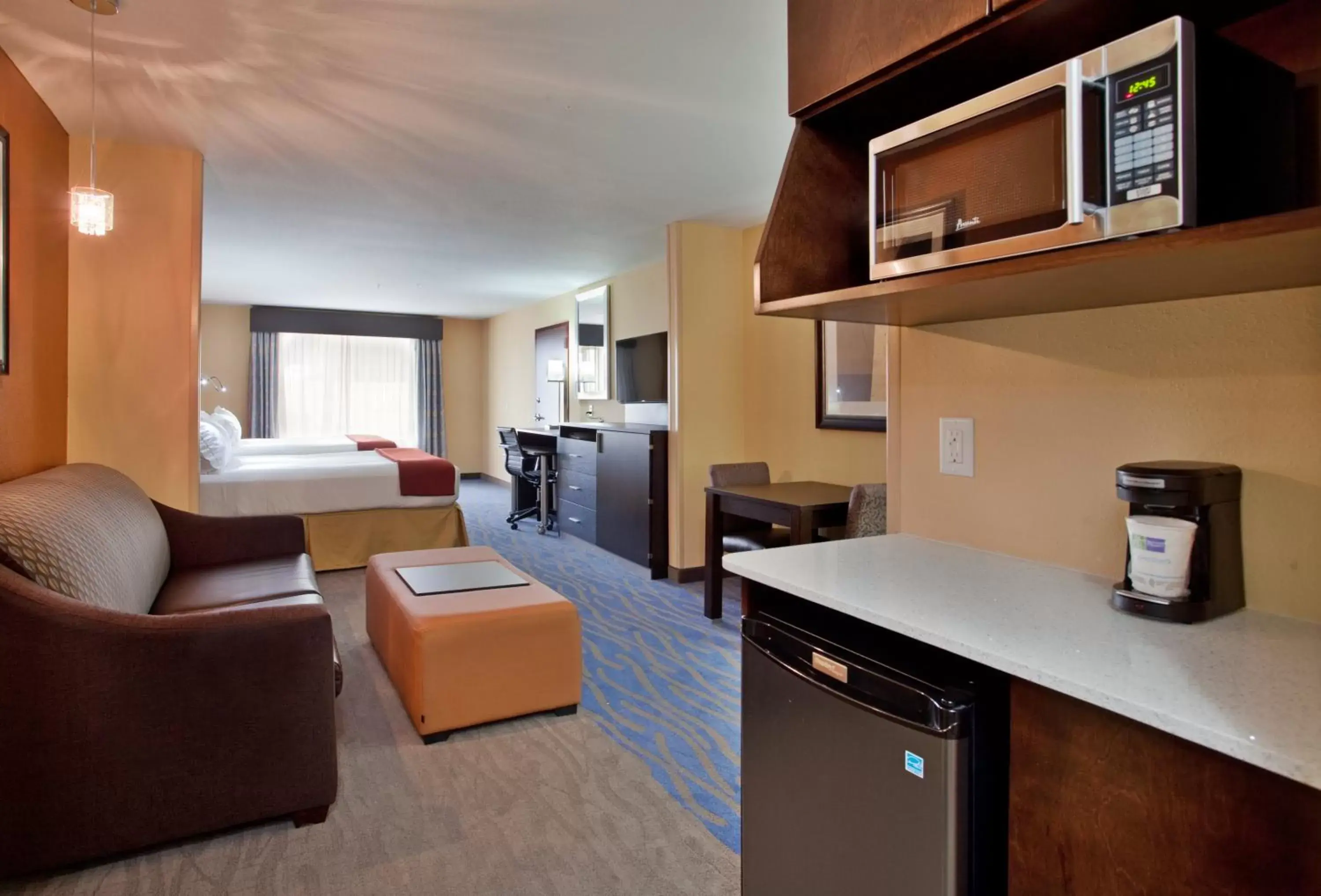 Photo of the whole room, Kitchen/Kitchenette in Holiday Inn Express & Suites St Louis Airport, an IHG Hotel