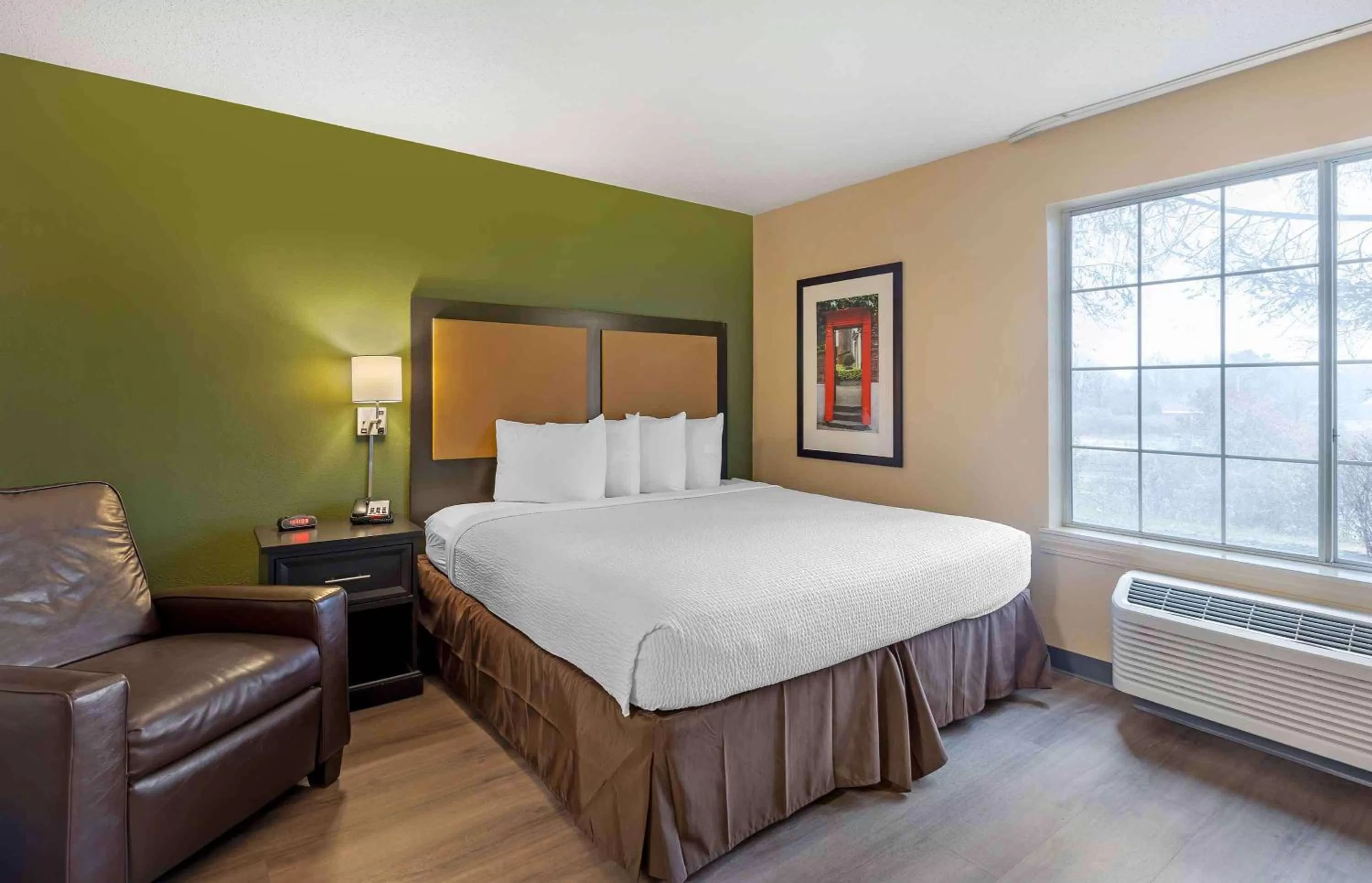 Bedroom, Bed in Extended Stay America Select Suites - St Louis - Airport - Central