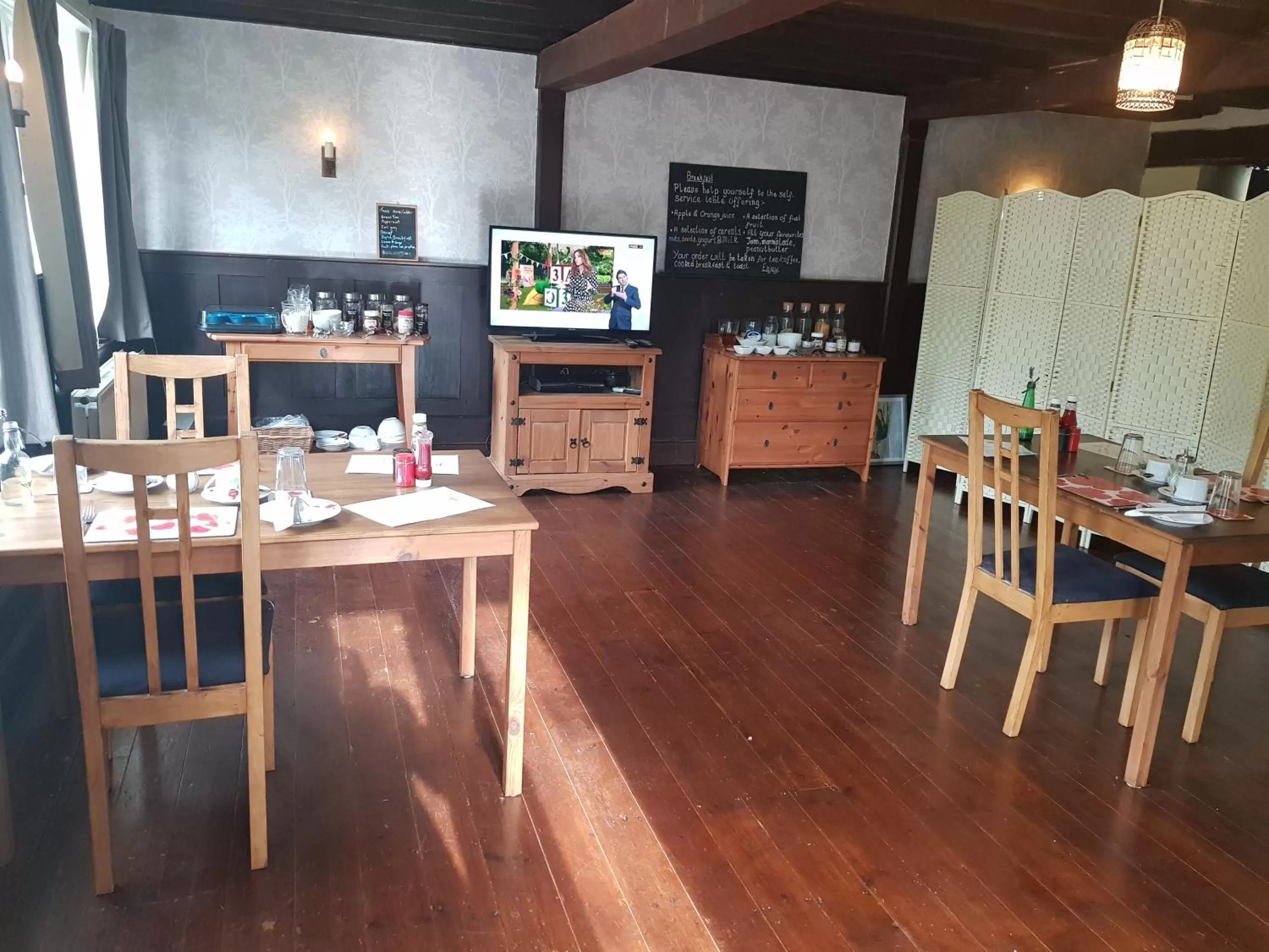 Restaurant/places to eat in Kingsmede Bed & Breakfast