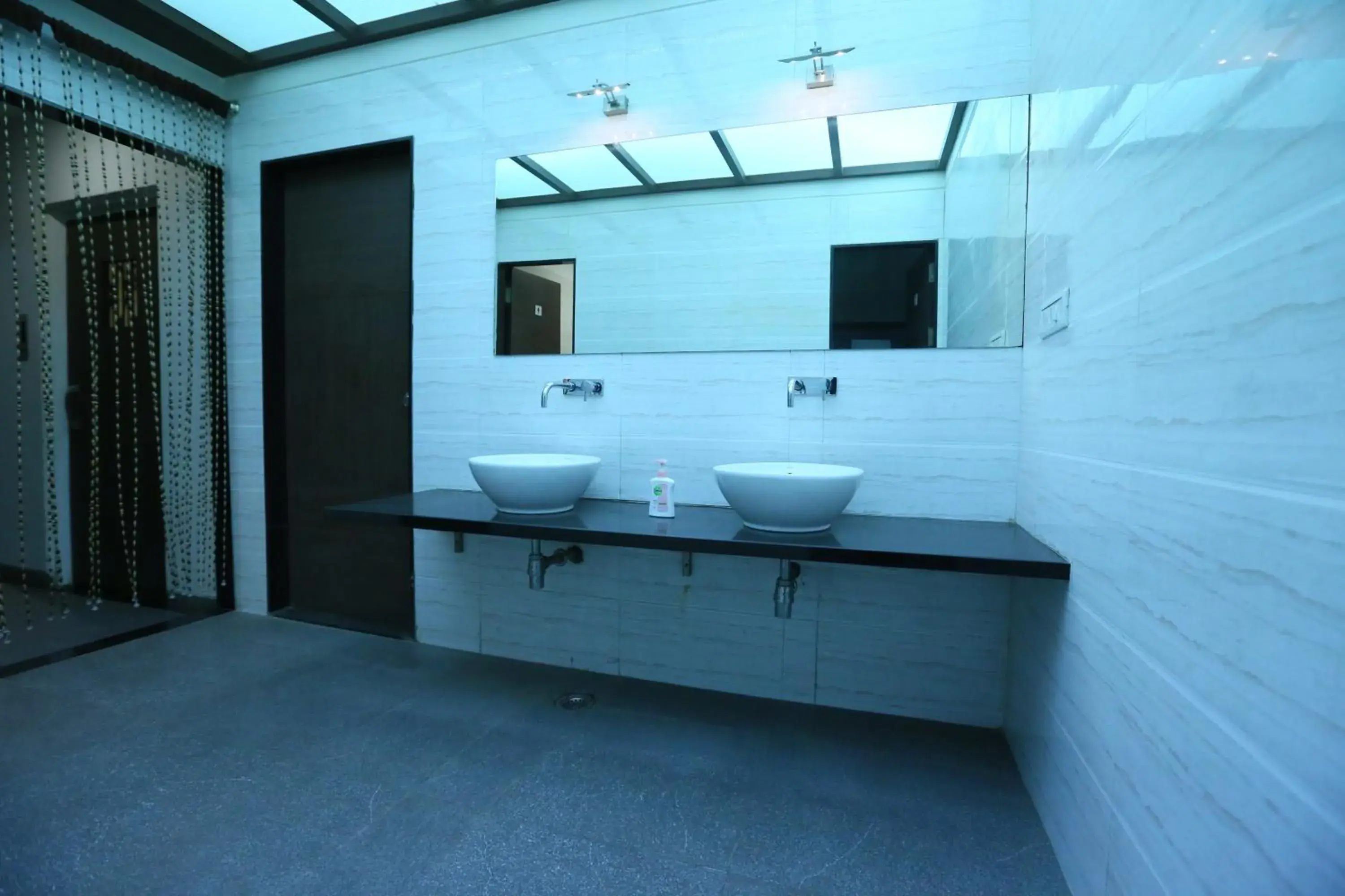 Bathroom in Hotel Girnar