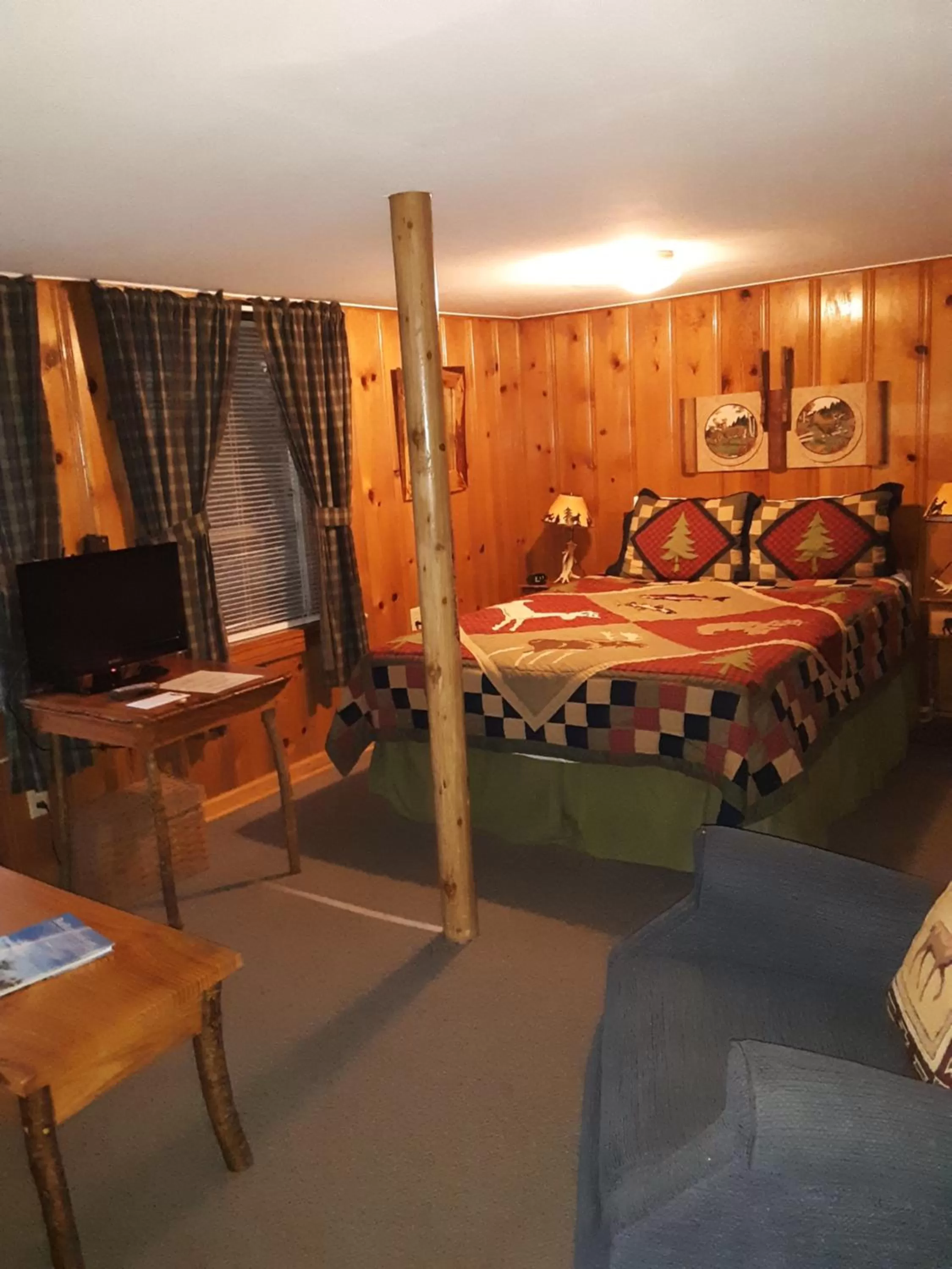 Deluxe Queen Room in The Evening Shade River Lodge and Cabins