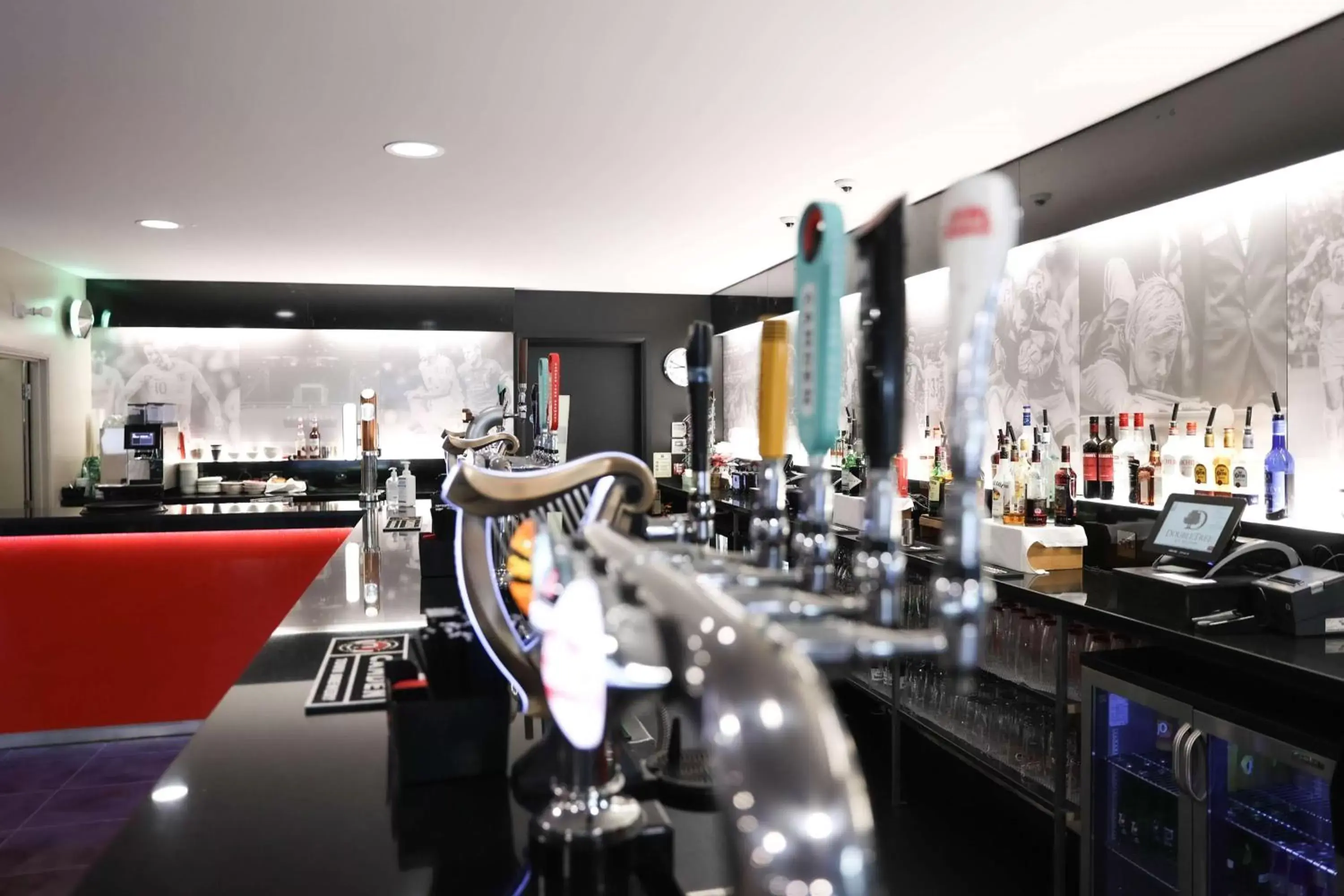 Lounge or bar, Restaurant/Places to Eat in DoubleTree By Hilton Milton Keynes