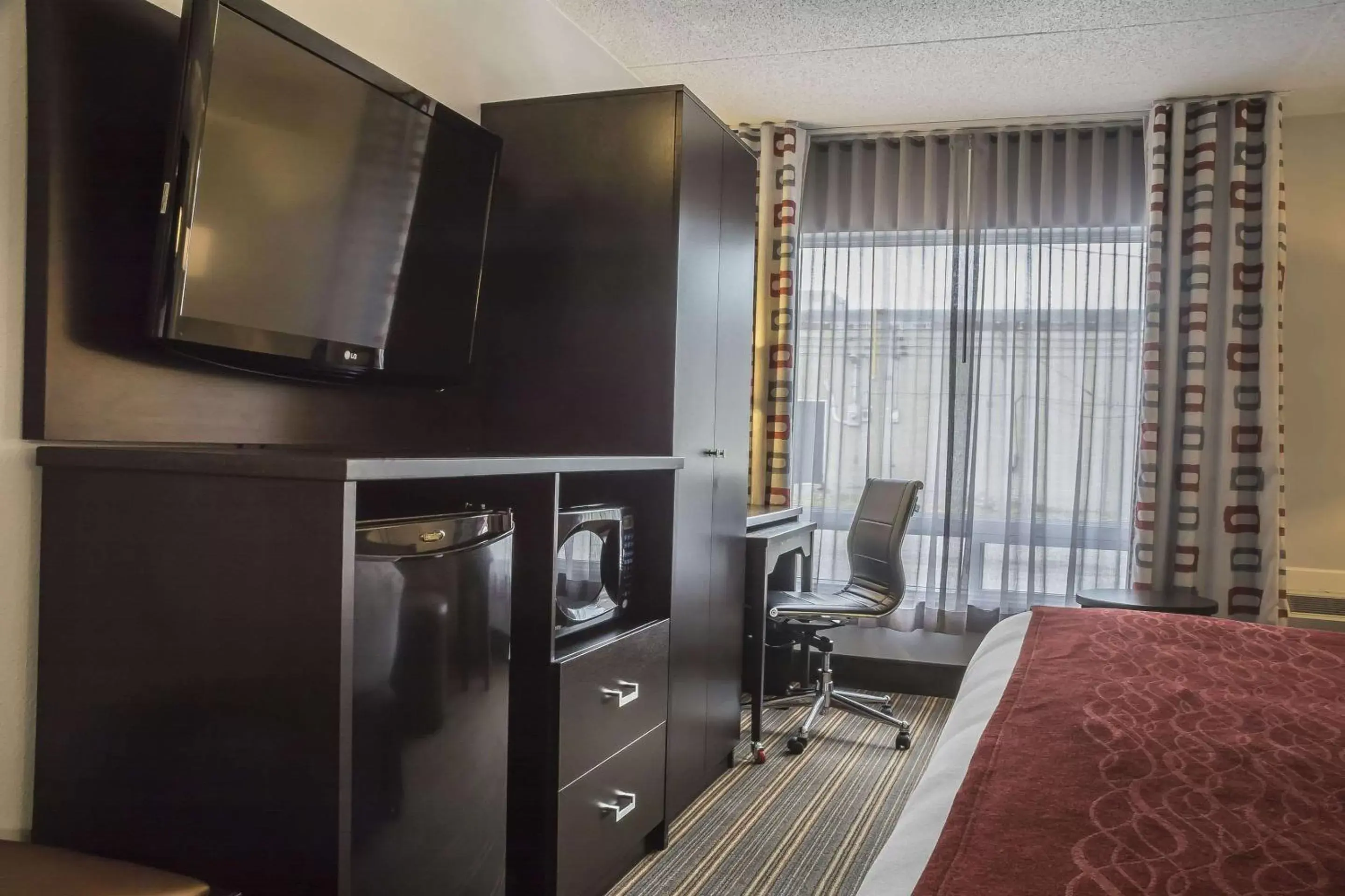 Photo of the whole room, TV/Entertainment Center in Quality Inn Leamington