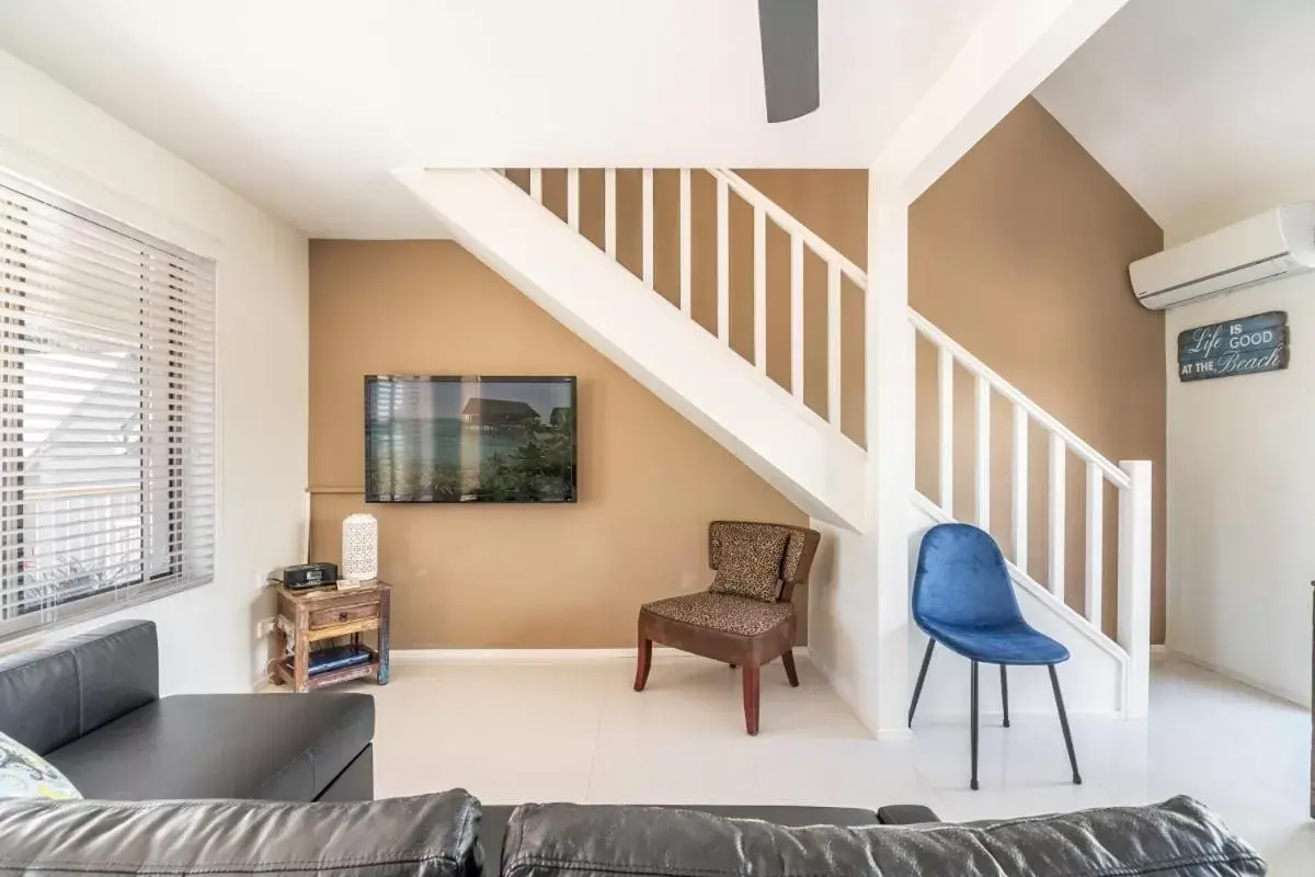 TV and multimedia, Seating Area in Byron Central Apartments