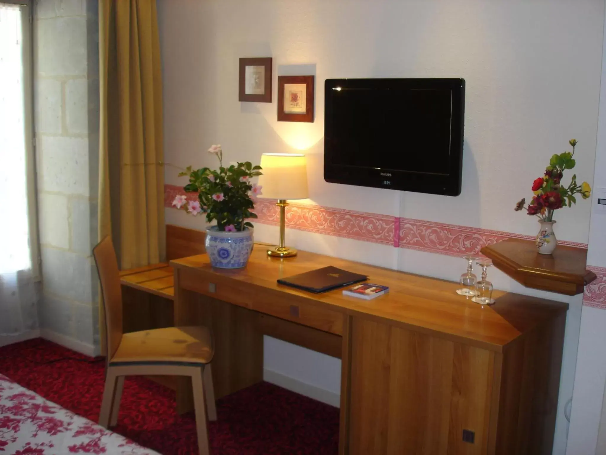 Seating area, TV/Entertainment Center in Best Western Hôtel De France