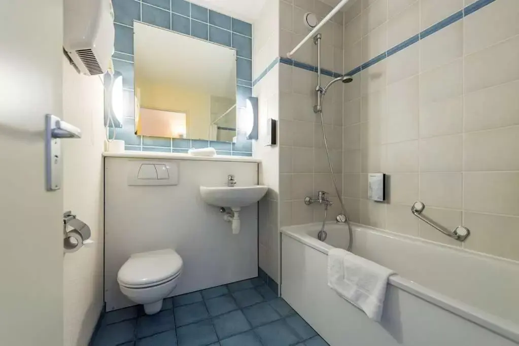 Shower, Bathroom in Campanile Hotel & Restaurant Brussels Vilvoorde