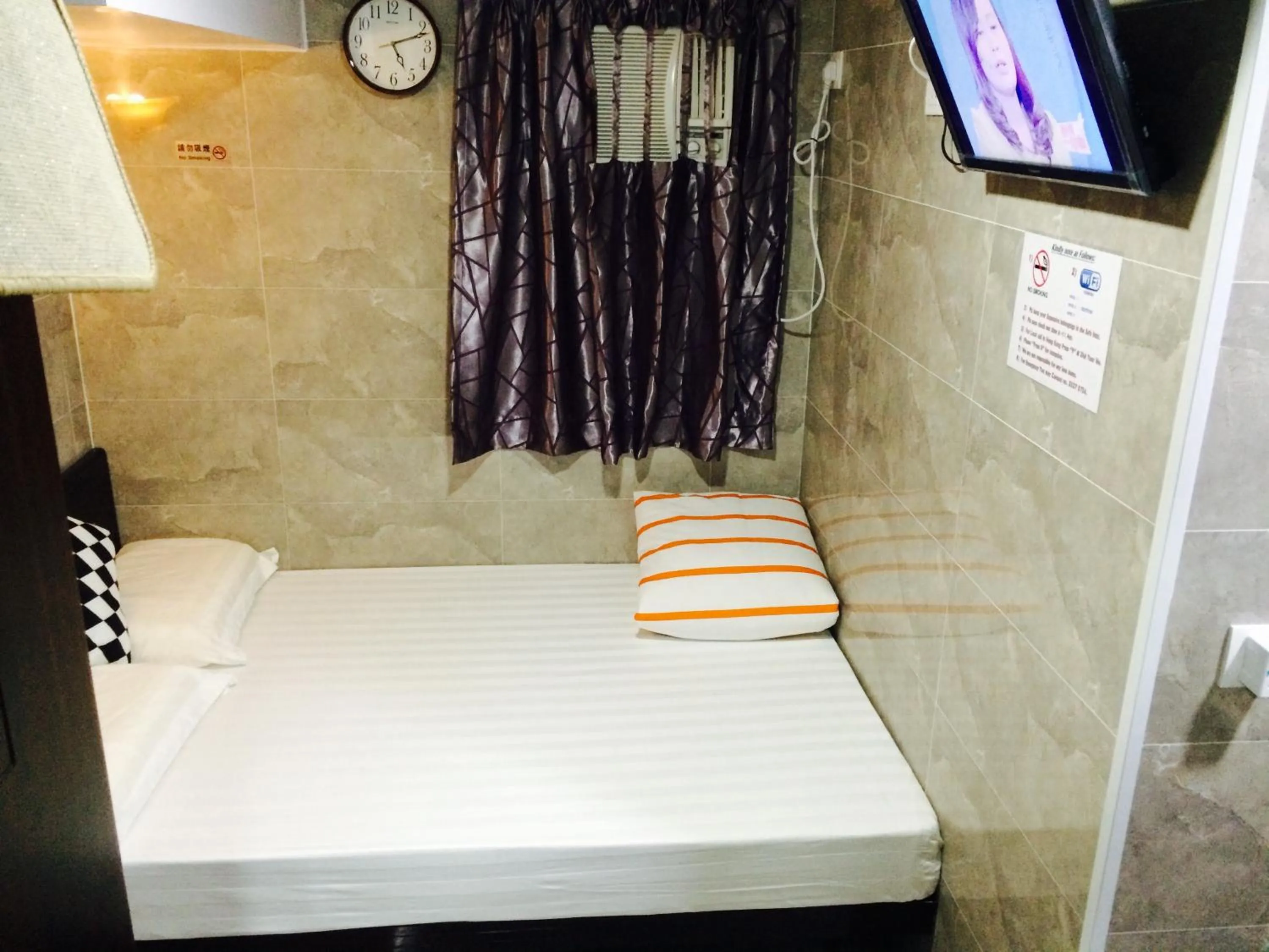 Photo of the whole room, Bed in Modern